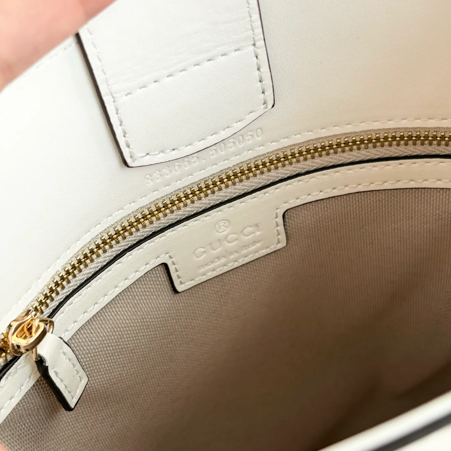 Actual shot #💰300 Style number: 833665 Size: 18.5x20x8.5cm In the 2025 spring and summer series, Gucci 73 series takes creative inspiration from a collection bucket bag launched in the same year as its series name. This bag uses a modern aesthetic to interpret the horsebit-shaped accessories. It can be worn cross-body, on the shoulder, or as a handbag.