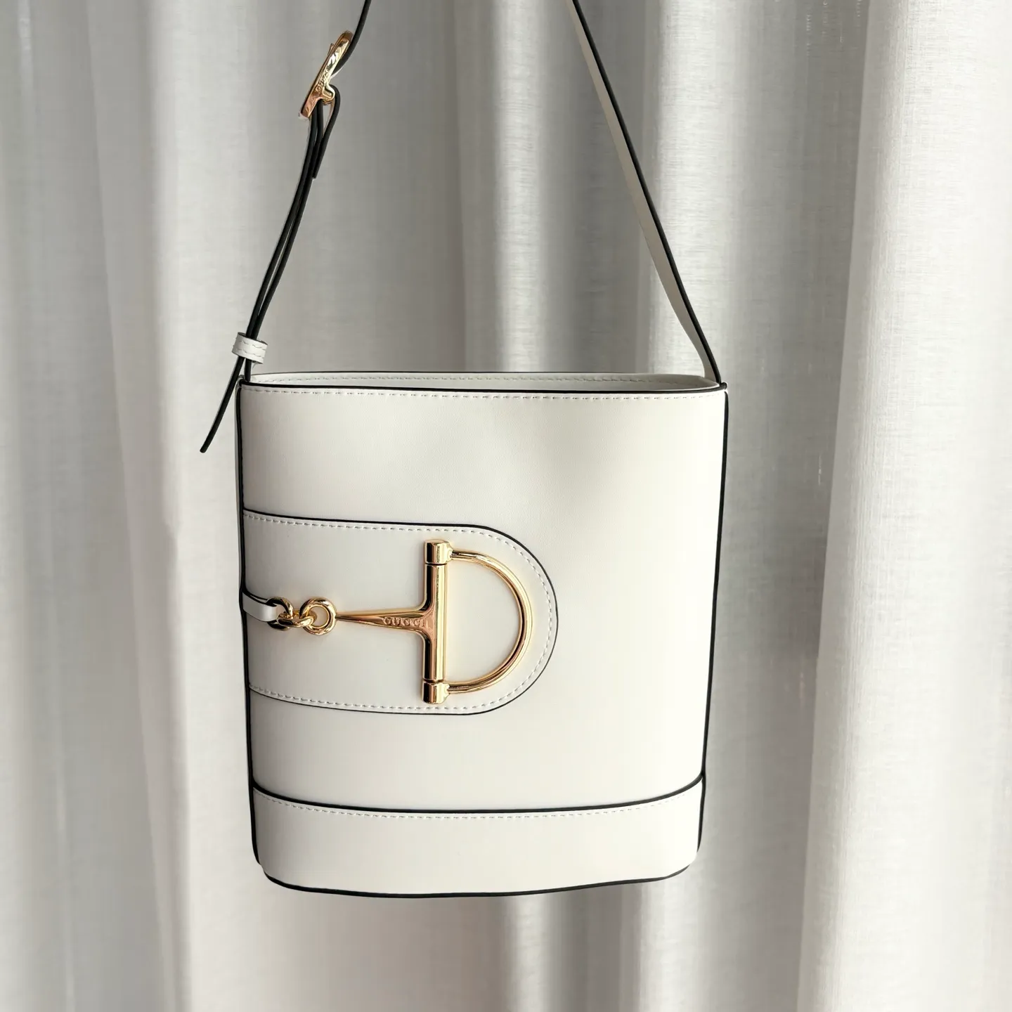 Actual shot #💰300 Style number: 833665 Size: 18.5x20x8.5cm In the 2025 spring and summer series, Gucci 73 series takes creative inspiration from a collection bucket bag launched in the same year as its series name. This bag uses a modern aesthetic to interpret the horsebit-shaped accessories. It can be worn cross-body, on the shoulder, or as a handbag.
