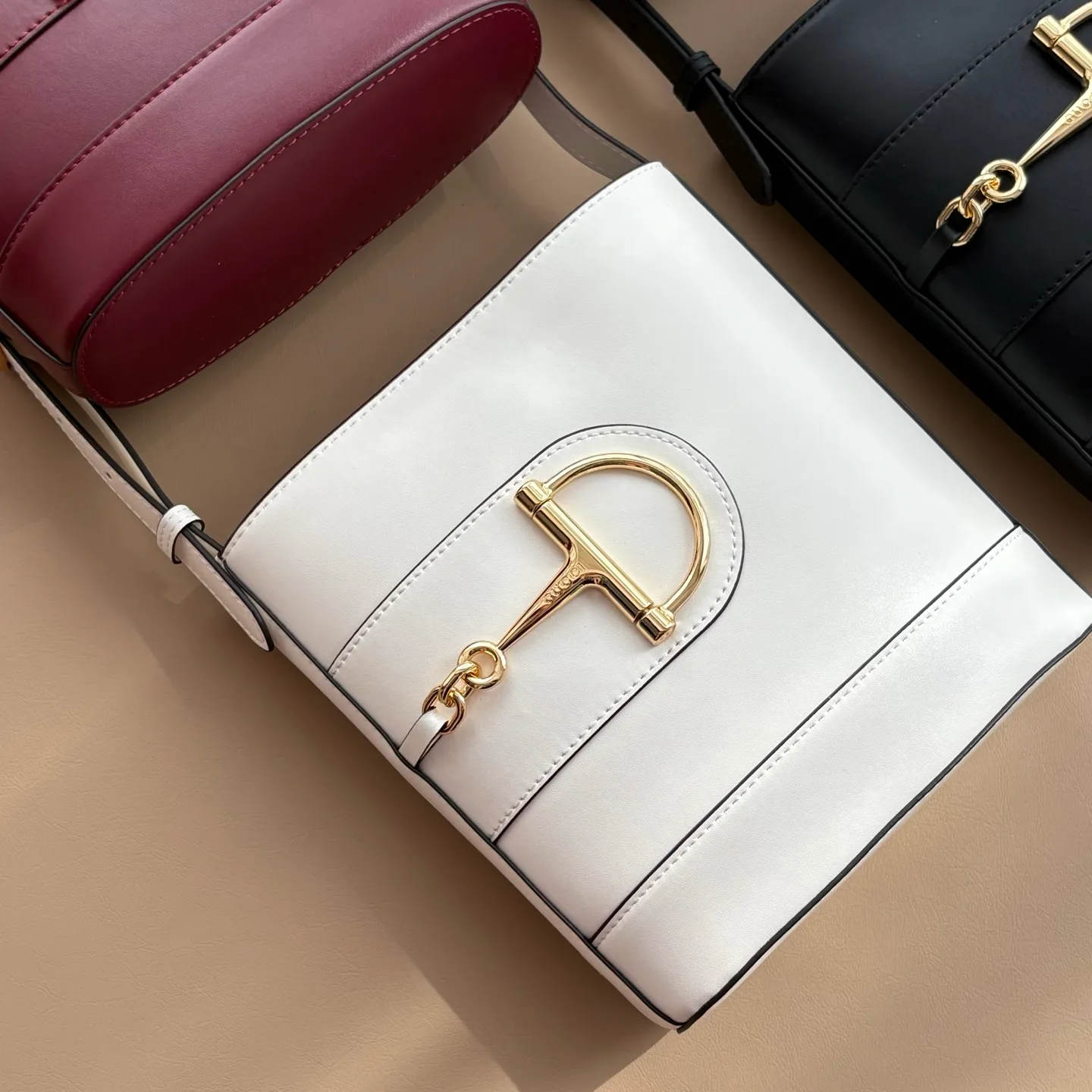 Actual shot #💰300 Style number: 833665 Size: 18.5x20x8.5cm In the 2025 spring and summer series, Gucci 73 series takes creative inspiration from a collection bucket bag launched in the same year as its series name. This bag uses a modern aesthetic to interpret the horsebit-shaped accessories. It can be worn cross-body, on the shoulder, or as a handbag.