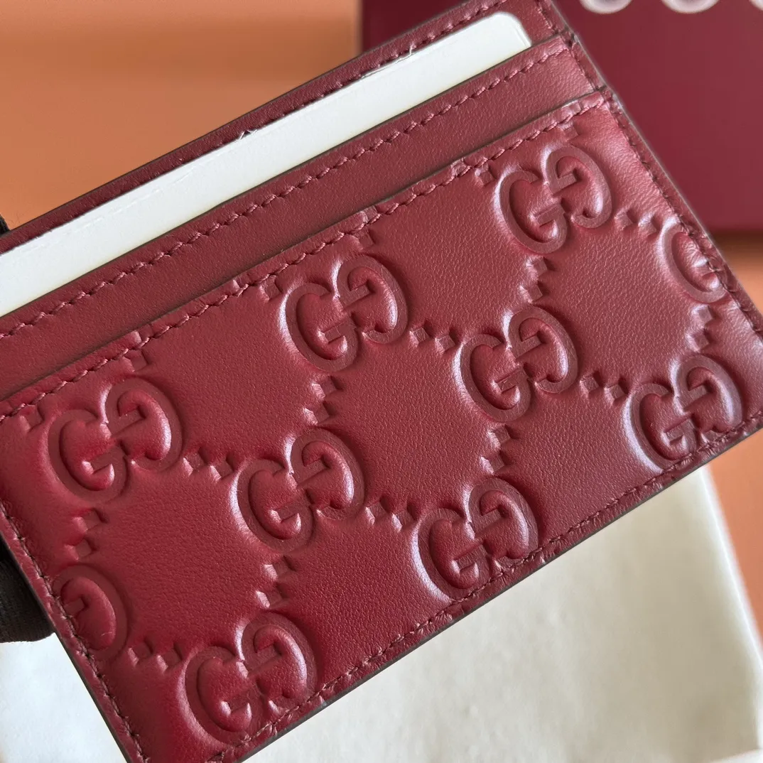 p300. 💋💋💋"With full set of original counter packaging"💕[New Product] 2025 autumn and winter series, the GG Emblem series reinterprets the brand's timeless elegance and exquisite craftsmanship. Featuring four card compartments and an open pocket, this card holder is extremely practical. Anchor red GG printed embossed leather 4 card compartments, 1 open pocket Model number: 847204. Dimensions: 10cm (width) x 7cm (height) Weight: approx. 65g Colour: Anchor red embossed. Made in Italy