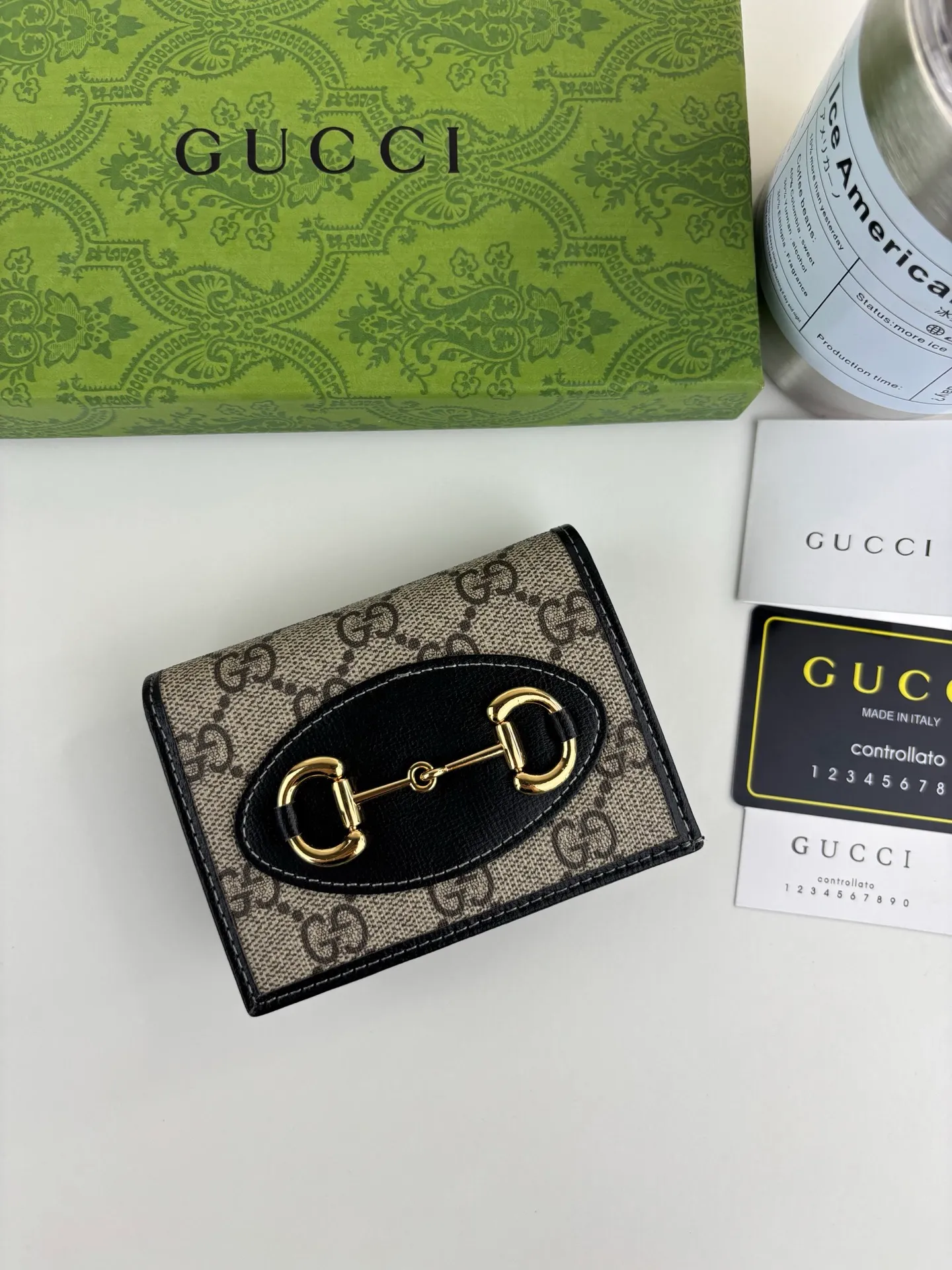💰150 GUCCl Gucci has newly launched this 1955 horsebit card holder made of GG Supreme high-grade artificial canvas and brown leather. This series adopts the double ring and long strip design that are in the same line as the handbag. This detail is inspired by the equestrian origin of the brand. It is one of Gucci's classic heritage and one of the brand's most representative symbolic elements. Style number: 621887 Size: 11cm x 8.5cm x 3cm Color: black