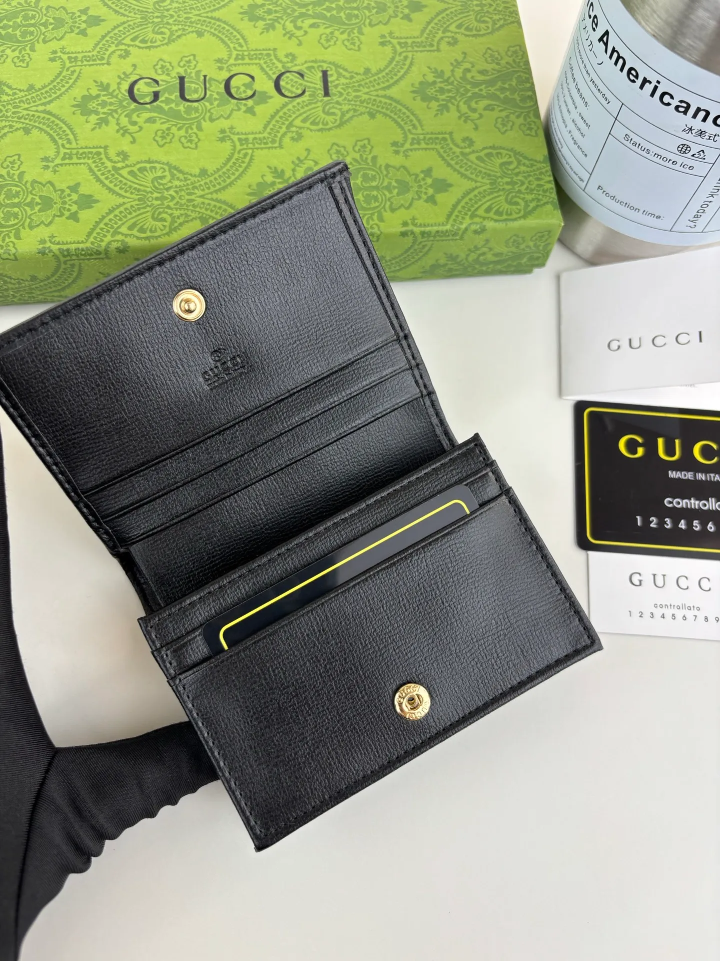 💰150 GUCCl Gucci has newly launched this 1955 horsebit card holder made of GG Supreme high-grade artificial canvas and brown leather. This series adopts the double ring and long strip design that are in the same line as the handbag. This detail is inspired by the equestrian origin of the brand. It is one of Gucci's classic heritage and one of the brand's most representative symbolic elements. Style number: 621887 Size: 11cm x 8.5cm x 3cm Color: black