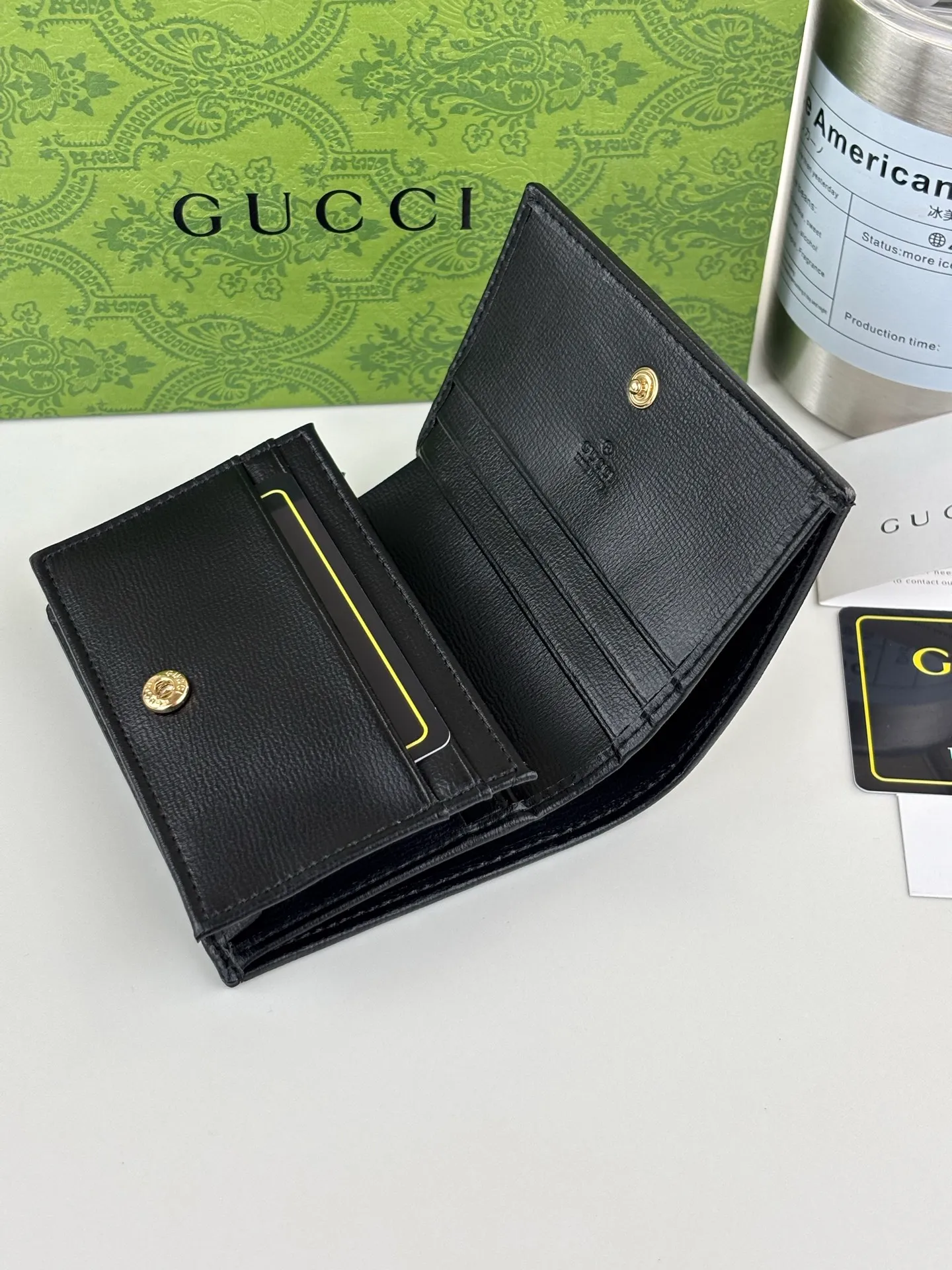 💰150 GUCCl Gucci has newly launched this 1955 horsebit card holder made of GG Supreme high-grade artificial canvas and brown leather. This series adopts the double ring and long strip design that are in the same line as the handbag. This detail is inspired by the equestrian origin of the brand. It is one of Gucci's classic heritage and one of the brand's most representative symbolic elements. Style number: 621887 Size: 11cm x 8.5cm x 3cm Color: black