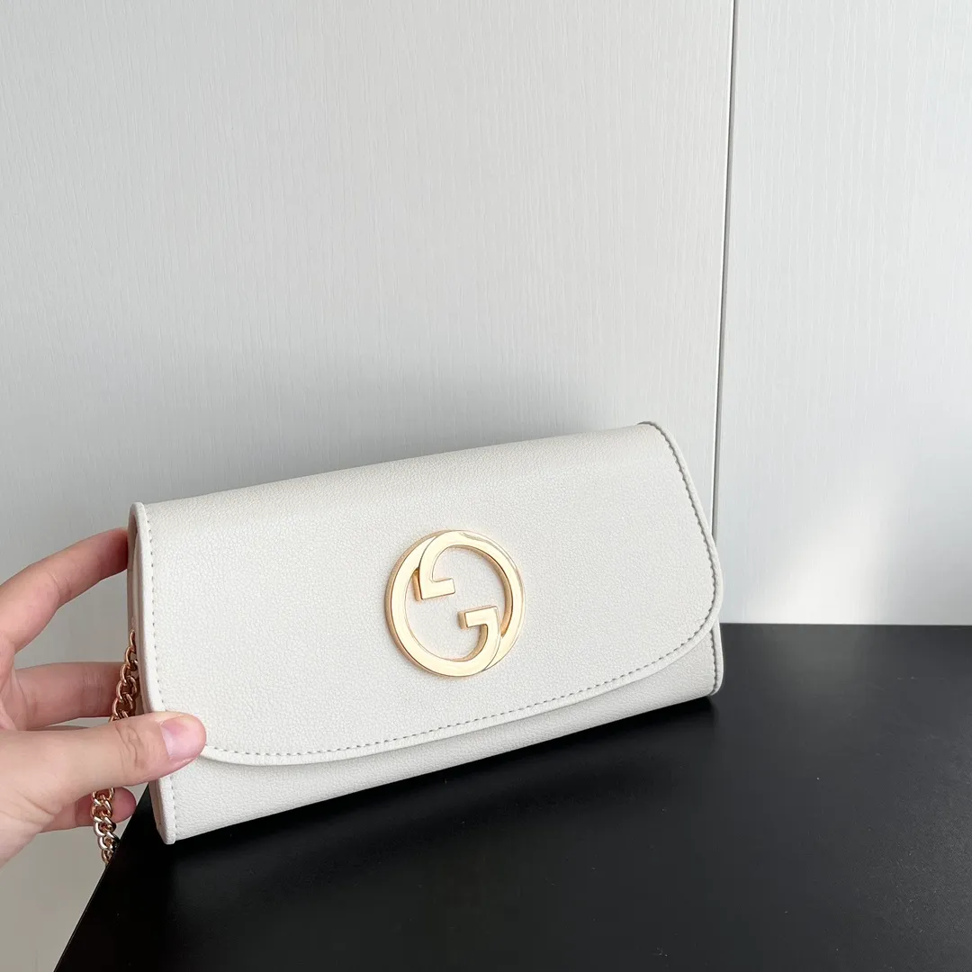 Actual shot #💰260 Model: 725215 Comes with box Size: 21x10.5cm I fell in love with Gucci Blondie at first sight. Second-hand bags have always been my favorite. They are super popular now, mainly because they are so beautiful! It can be worn as an armpit bag or as a cross-body carry. Depending on your mood, I find it very retro, fashionable and fascinating to carry it either way! Many colors to choose from, running quantity models