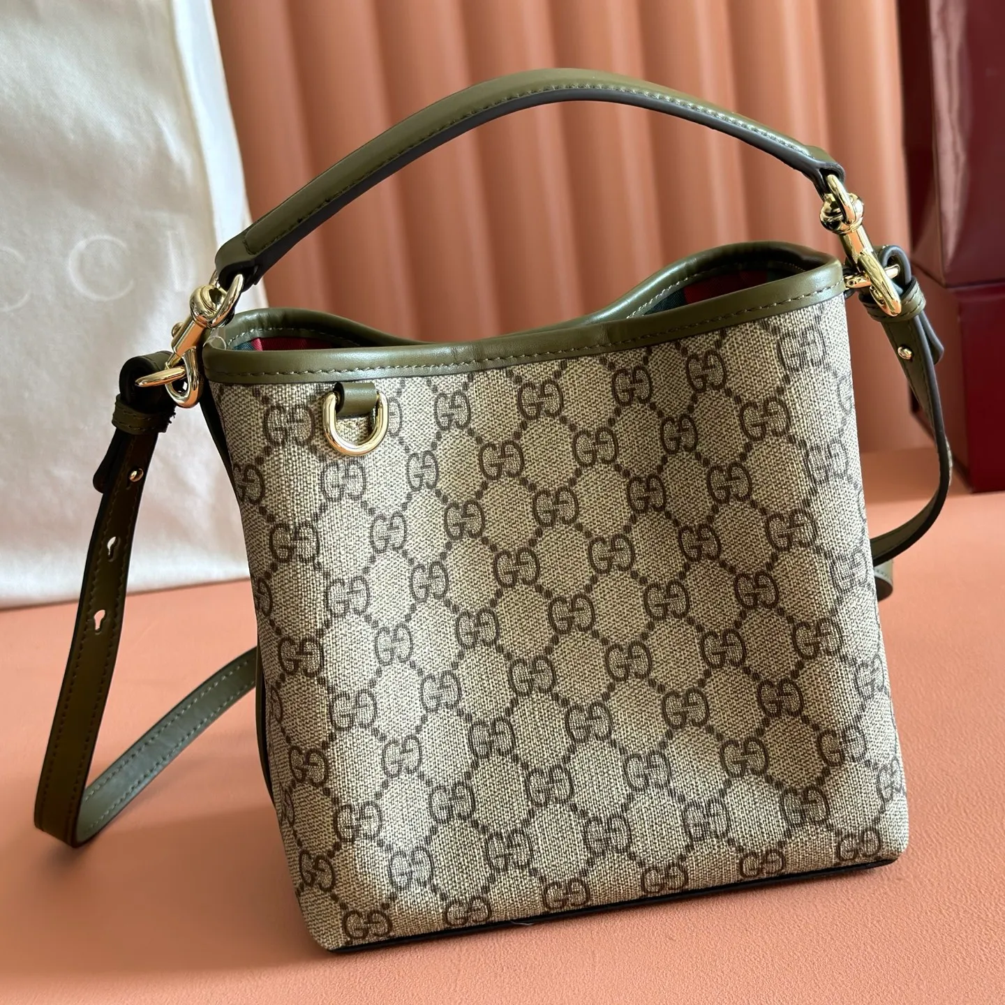 p920. 💋💋💋 Comes with a full set of original counter packaging [New Product] 2025 Autumn and Winter Series, the GG Emblem series reinterprets the brand's timeless elegance and exquisite craftsmanship. Lined in tonal cotton, this practical bucket bag features an internal compartment. Anchor red printed embossed GG calf leather Light gold-toned lining Anchor red cotton lining Top handle with hook closure (height: 14 cm) Additional D-ring for attaching detachable items Interior: two compartments and a central snap-stud compartment Removable and adjustable calfskin leather shoulder strap (height: 52 cm - 57.5 cm; length: 107 cm - 114 cm) Magnetic snap closure Ident No.: 815118. Dimensions: 19cm (W) x 18cm (H) x 11cm (D) Weight: approx. 0.45kg Color: Green PVC Made in Italy