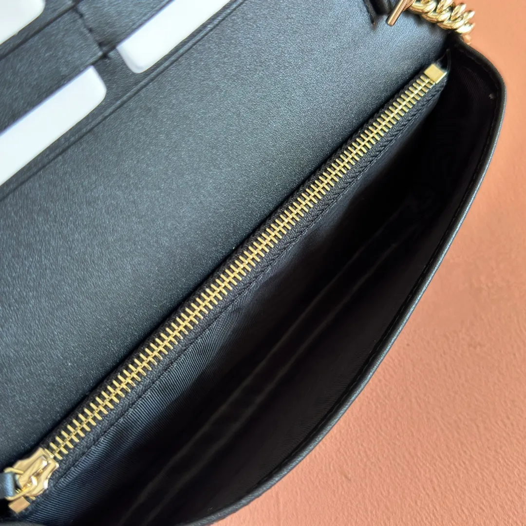 p600💋💋💋【Original Leather Counter Complete Packaging】Gucci Horsebit 1955 Series This Gucci Horsebit 1955 series handbag is made of beige PVC fabric, with unique rice rubber leather piping, giving the archive design a new charm. This handbag inherits the lines and shape of the product more than 60 years ago, cleverly blending classic details with modern spirit, highlighting the charm of the brand's iconic element, the horsebit. This small flap shoulder bag features an adjustable shoulder strap that allows you to convert it between shoulder and cross-body wear. Model: 621892. Size: 19*10*4cm. Color: black/pvc.