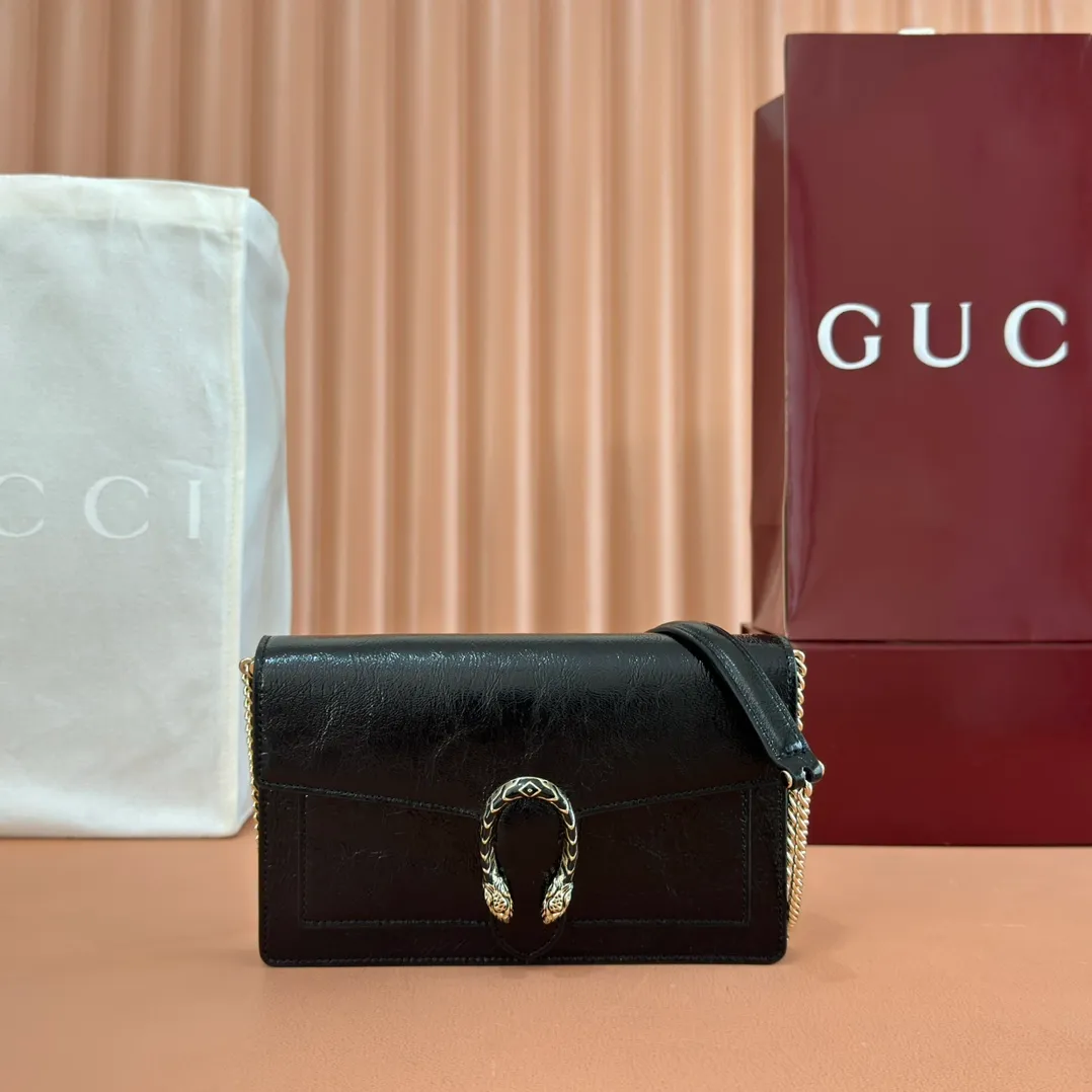 p980. 💋💋💋"With full set of original counter packaging" [New Product] This chain wallet is made of patent leather, with a wide shape and a light gold tone chain shoulder strap that provides a variety of styling options. Rosso Ancora patent leather Light gold tone hardware Gucci Ancora suede and taffeta lining Interior: 6 card compartments and 1 zip pocket External: 1 flat pocket Chain shoulder strap (52 cm high) Button closure Ident: 837374. Dimensions: 20cm (width) x 12.5cm (height) x 4.5cm (depth) Weight: approx. 0.42kg Color: Black patent leather. Made in Italy