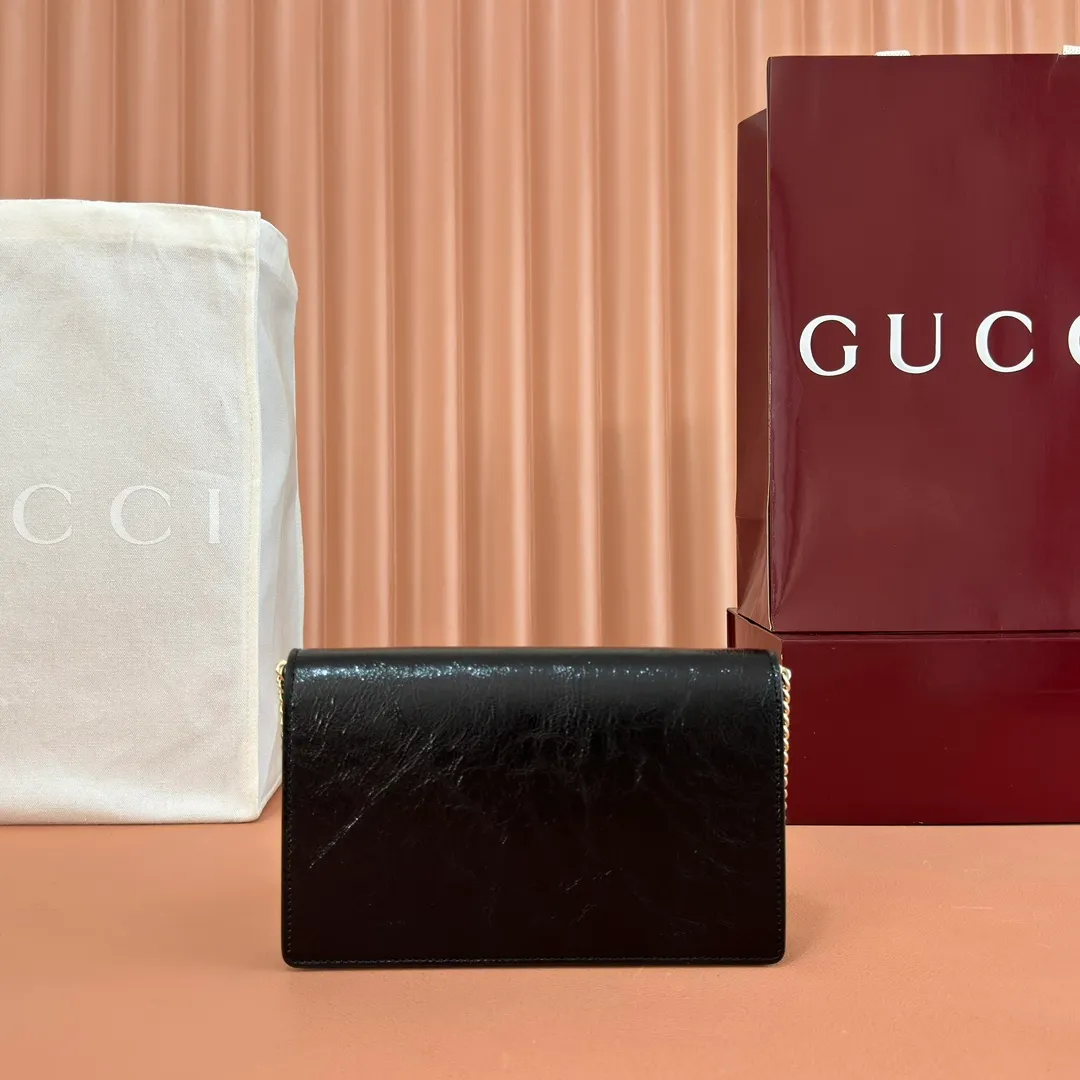 p980. 💋💋💋"With full set of original counter packaging" [New Product] This chain wallet is made of patent leather, with a wide shape and a light gold tone chain shoulder strap that provides a variety of styling options. Rosso Ancora patent leather Light gold tone hardware Gucci Ancora suede and taffeta lining Interior: 6 card compartments and 1 zip pocket External: 1 flat pocket Chain shoulder strap (52 cm high) Button closure Ident: 837374. Dimensions: 20cm (width) x 12.5cm (height) x 4.5cm (depth) Weight: approx. 0.42kg Color: Black patent leather. Made in Italy