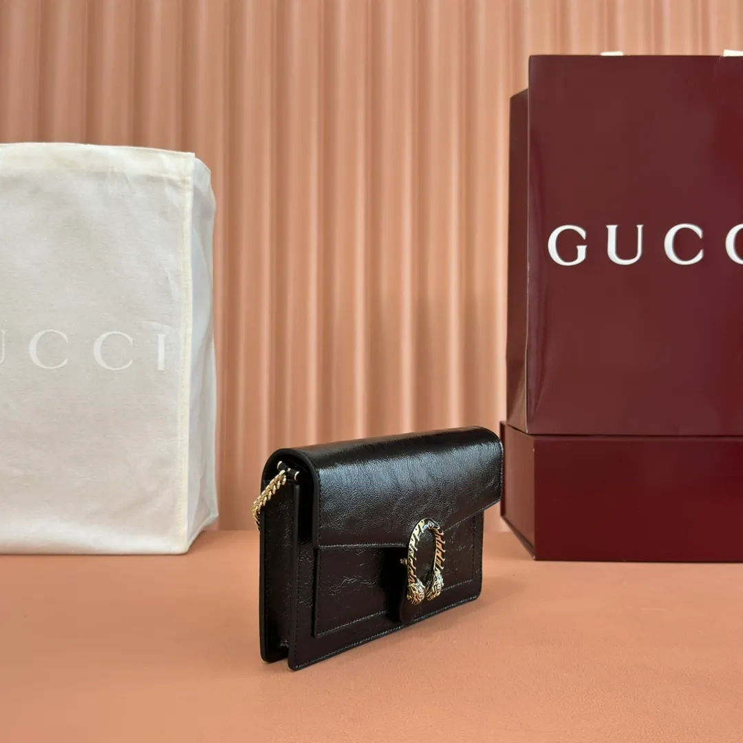 p980. 💋💋💋"With full set of original counter packaging" [New Product] This chain wallet is made of patent leather, with a wide shape and a light gold tone chain shoulder strap that provides a variety of styling options. Rosso Ancora patent leather Light gold tone hardware Gucci Ancora suede and taffeta lining Interior: 6 card compartments and 1 zip pocket External: 1 flat pocket Chain shoulder strap (52 cm high) Button closure Ident: 837374. Dimensions: 20cm (width) x 12.5cm (height) x 4.5cm (depth) Weight: approx. 0.42kg Color: Black patent leather. Made in Italy