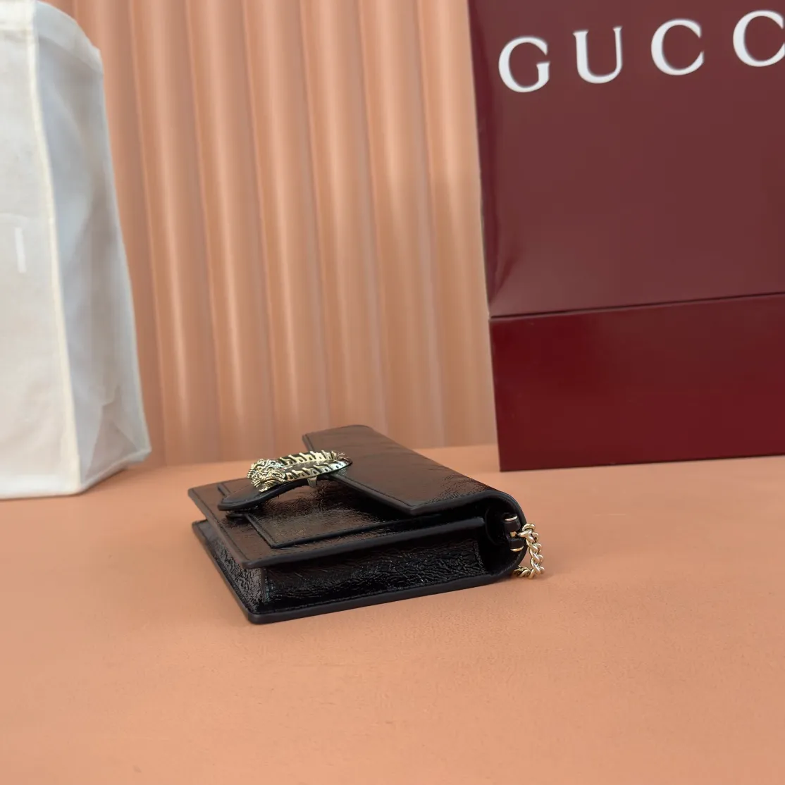 p980. 💋💋💋"With full set of original counter packaging" [New Product] This chain wallet is made of patent leather, with a wide shape and a light gold tone chain shoulder strap that provides a variety of styling options. Rosso Ancora patent leather Light gold tone hardware Gucci Ancora suede and taffeta lining Interior: 6 card compartments and 1 zip pocket External: 1 flat pocket Chain shoulder strap (52 cm high) Button closure Ident: 837374. Dimensions: 20cm (width) x 12.5cm (height) x 4.5cm (depth) Weight: approx. 0.42kg Color: Black patent leather. Made in Italy