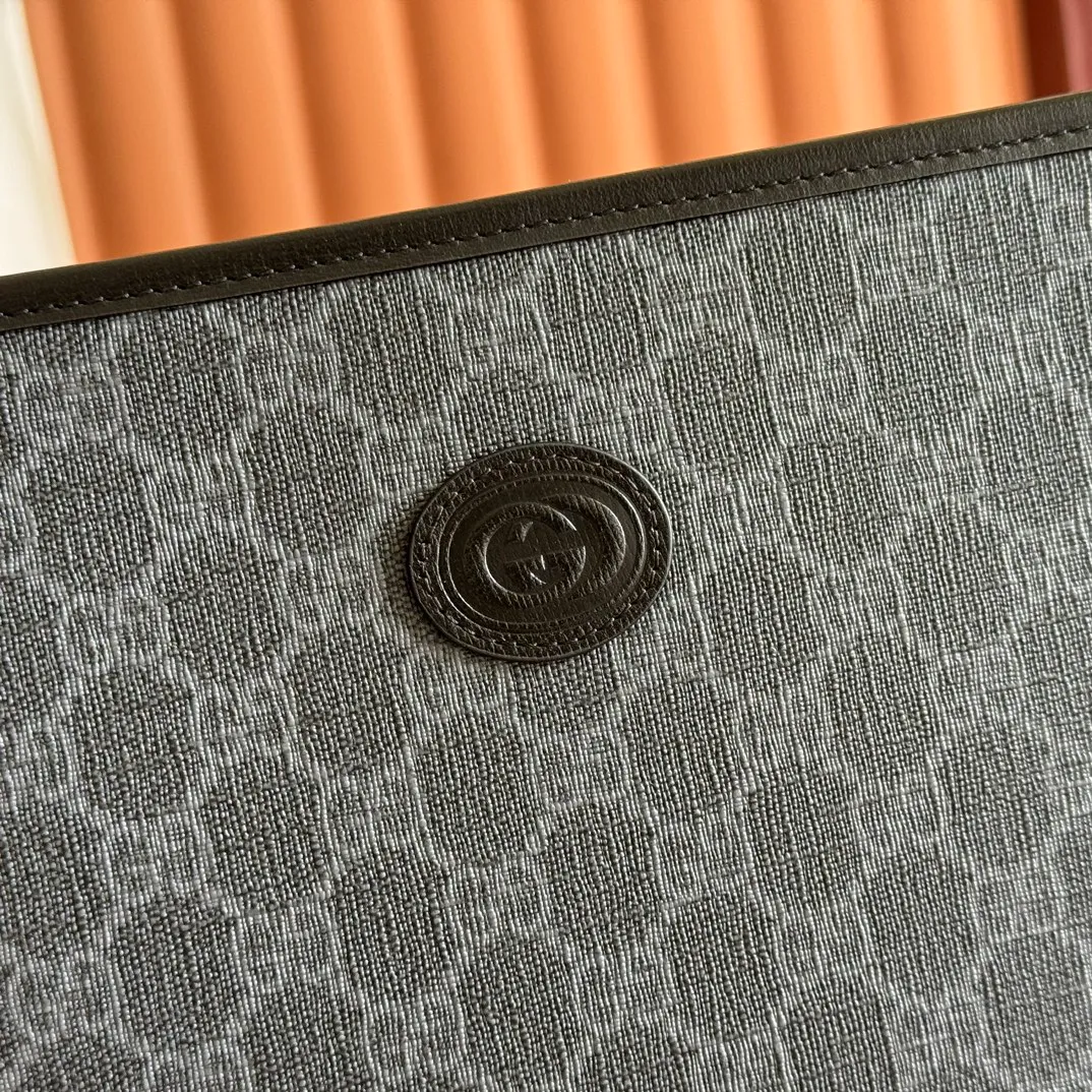p560. 📣📣📣【Original leather with 🌈full counter packaging】🔥🔥This simple and slender wallet is made of black GG Supreme canvas, decorated with tonal leather piping and an interlocking double G logo, highlighting the charm of a classic design. Black GG Supreme canvas, environmentally friendly material. Black leather trim. Viscose lining. Oval leather interlocking G plaque. Eight card compartments, two bill compartments. Size: 26*20*6cm Color: black/pvc. Model: 672956.