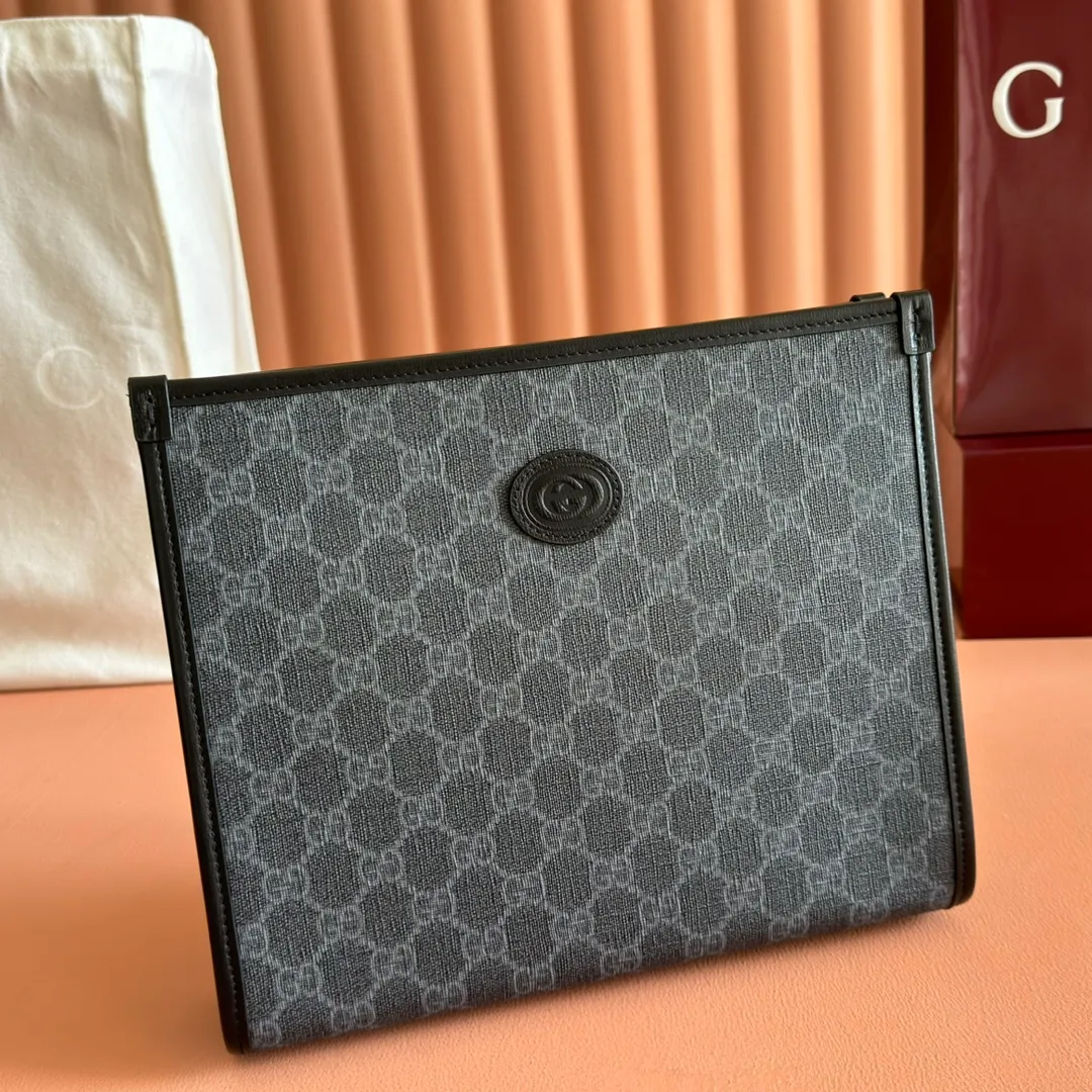 p560. 📣📣📣【Original leather with 🌈full counter packaging】🔥🔥This simple and slender wallet is made of black GG Supreme canvas, decorated with tonal leather piping and an interlocking double G logo, highlighting the charm of a classic design. Black GG Supreme canvas, environmentally friendly material. Black leather trim. Viscose lining. Oval leather interlocking G plaque. Eight card compartments, two bill compartments. Size: 26*20*6cm Color: black/pvc. Model: 672956.