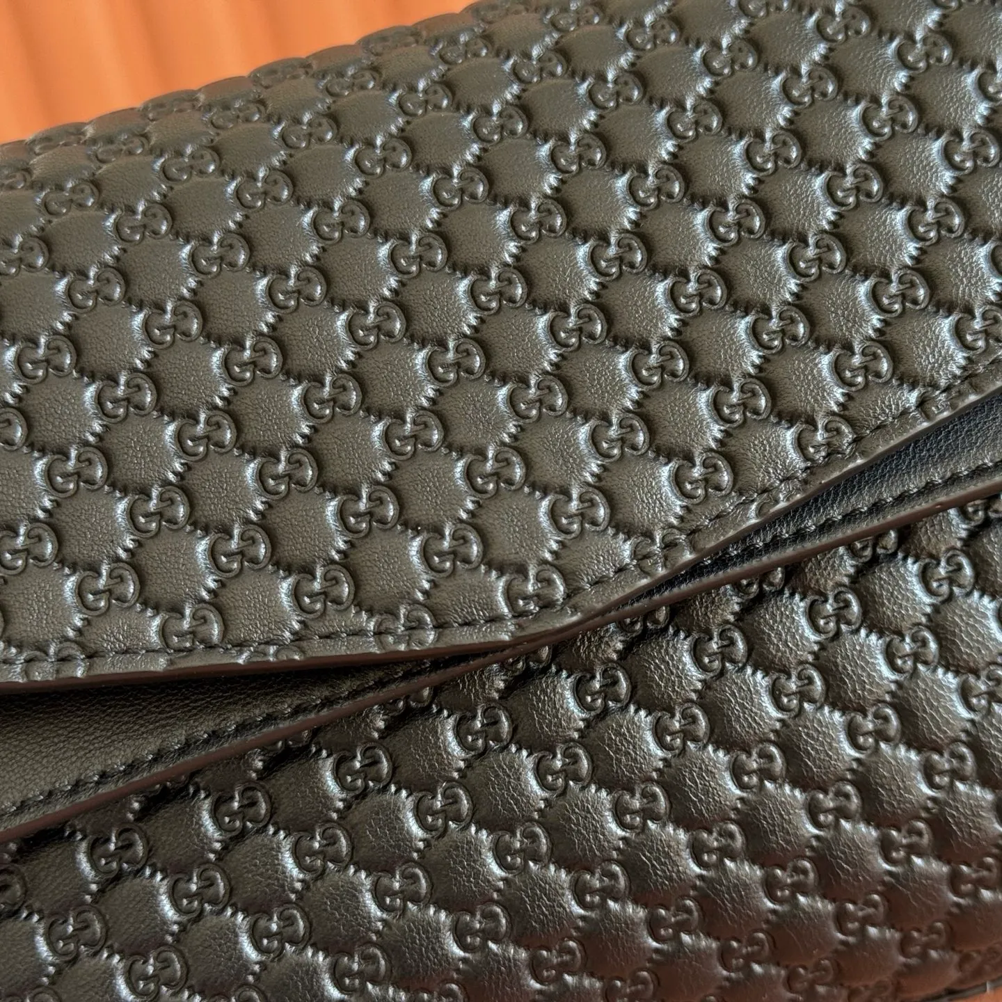 p1520💋💋💋【Original leather configuration counter full package】This handbag combines modern silhouette and brand iconic pattern. This sleekly tailored bag features an antique-gold-tone chain with round interlocking G detailing and a 2-tiered design that offers ample interior storage space. Mustard yellow GG printed embossed suede Antique gold tone hardware Brown cotton and linen blend lining Interior: 2-level fastening, 1 open pocket Chain shoulder strap Height: 15cm; Length: 45cm Removable and adjustable leather shoulder strap (Height: 40cm - 46cm; Length: 87cm - 97cm) Magnetic snap closure Ident No.: 857622. Dimensions: 28cm (W) x 16cm (H) x 7cm (D) Weight: Approx. 0.9kg Color: Black/Embossed.