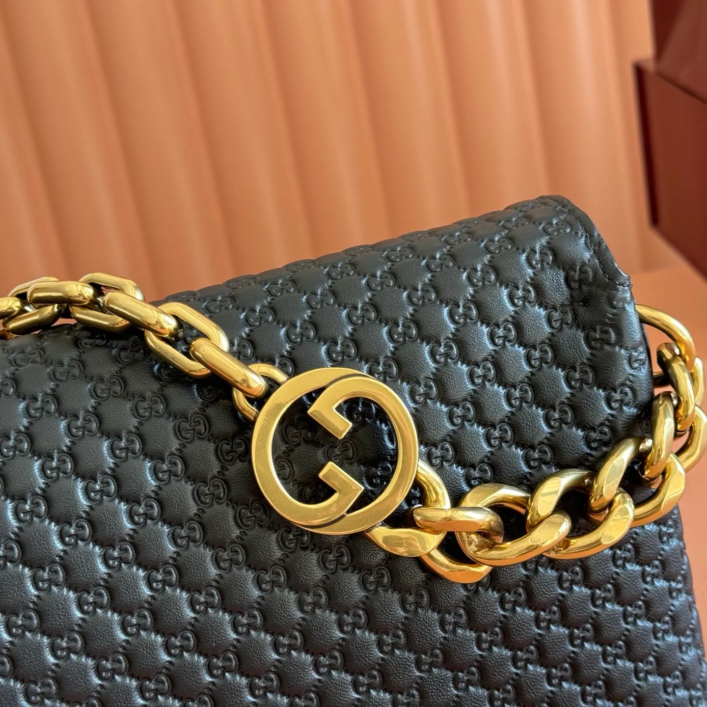 p1520💋💋💋【Original leather configuration counter full package】This handbag combines modern silhouette and brand iconic pattern. This sleekly tailored bag features an antique-gold-tone chain with round interlocking G detailing and a 2-tiered design that offers ample interior storage space. Mustard yellow GG printed embossed suede Antique gold tone hardware Brown cotton and linen blend lining Interior: 2-level fastening, 1 open pocket Chain shoulder strap Height: 15cm; Length: 45cm Removable and adjustable leather shoulder strap (Height: 40cm - 46cm; Length: 87cm - 97cm) Magnetic snap closure Ident No.: 857622. Dimensions: 28cm (W) x 16cm (H) x 7cm (D) Weight: Approx. 0.9kg Color: Black/Embossed.