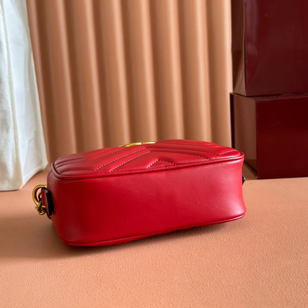 p960. 💋💋💋【Full set of packaging at the counter】🔥🔥"Marmont Italian original leather"‼ ‼ Have you picked up the addictive Gucci bags? The elegant and exquisite design of the GG Marmont series has captured the hearts of many girls! At the same time, it is also a must-have versatile item for global experts! Super awesome! Model: 448065. Size: 18*12*6.