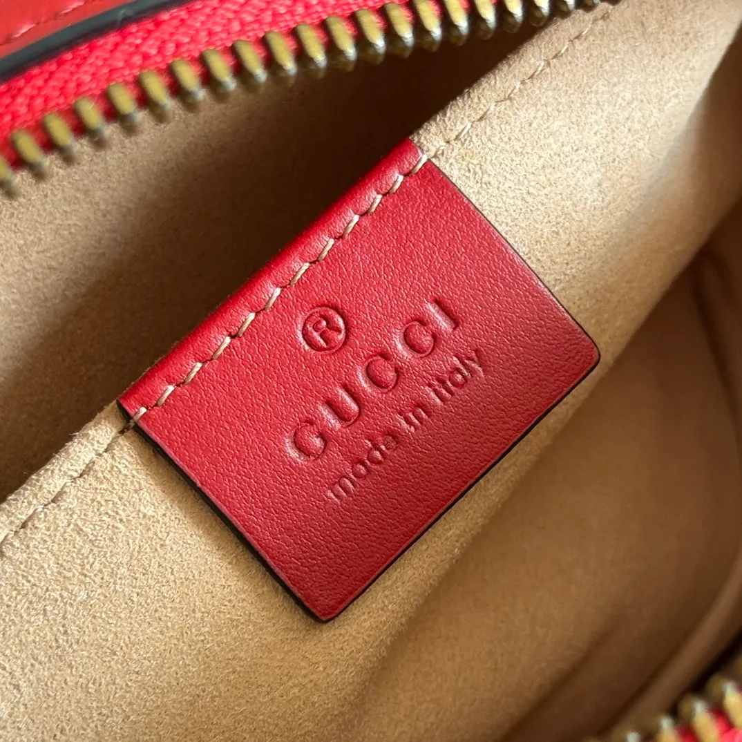 p960. 💋💋💋【Full set of packaging at the counter】🔥🔥"Marmont Italian original leather"‼ ‼ Have you picked up the addictive Gucci bags? The elegant and exquisite design of the GG Marmont series has captured the hearts of many girls! At the same time, it is also a must-have versatile item for global experts! Super awesome! Model: 448065. Size: 18*12*6.
