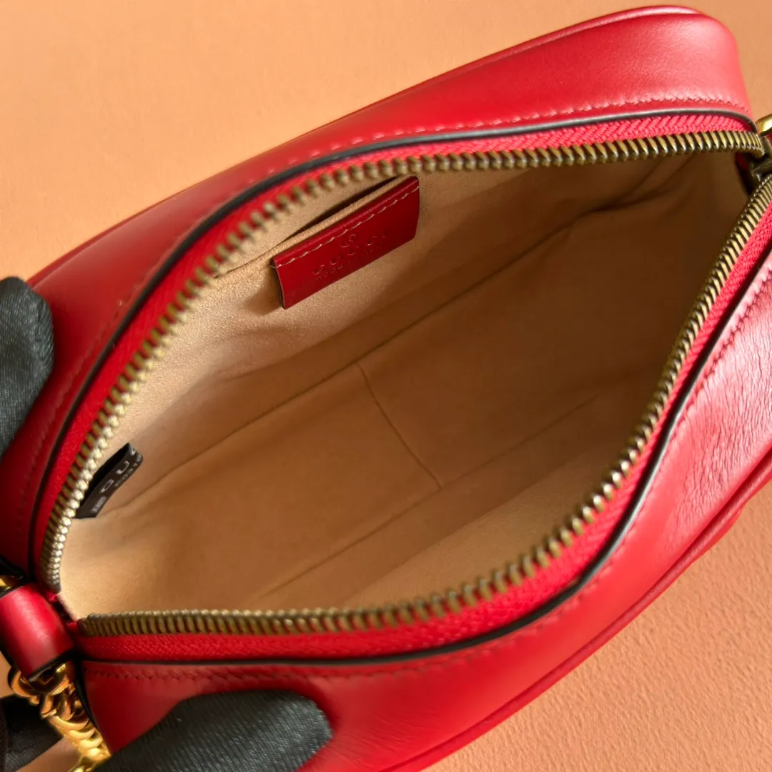 p960. 💋💋💋【Full set of packaging at the counter】🔥🔥"Marmont Italian original leather"‼ ‼ Have you picked up the addictive Gucci bags? The elegant and exquisite design of the GG Marmont series has captured the hearts of many girls! At the same time, it is also a must-have versatile item for global experts! Super awesome! Model: 448065. Size: 18*12*6.
