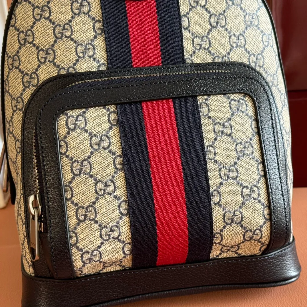 p1100. 📣📣📣【Original leather accessories🌈Full set of counter configurations】Ophidia family ~ The backpack is made of classic GG fabric with cowhide, inlaid with red and blue webbing, the wide bronze GG pattern shoulder straps are very eye-catching, and the back is made of breathable mesh technology fabric, all elements are brought into full play! The size and capacity of the bag are perfect, and it can be used with any outfit or travel. Style number: 547965, size: 22*29*15
