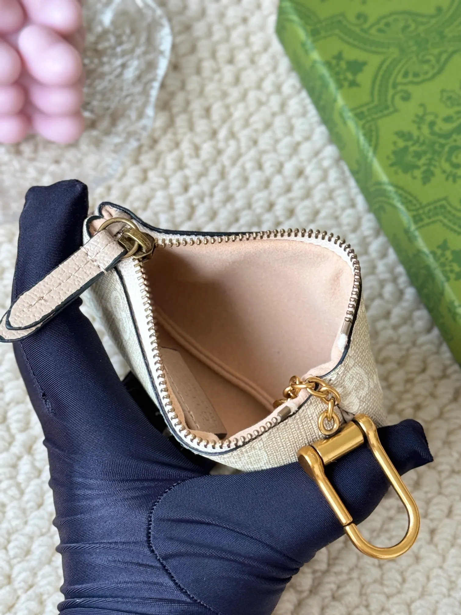 💰140 gucci new small coin purse ~ lipstick bag! Cowhide + PVC with exquisite original factory hardware! Flexible and unique hook buckle, small and exquisite, with great effect. Model: 671722, size: 12x7.5x1.5cm.