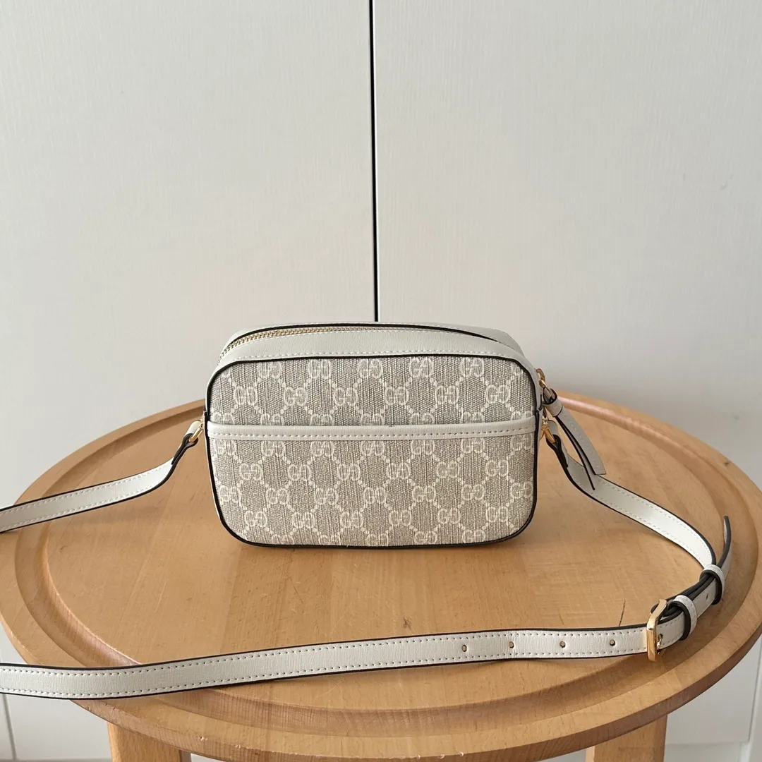 Actual shot #💰260 Style number: 760196 off-white Size: 20✖️13✖️6cm 𝗚𝘂𝗰𝗰𝗶 𝗛𝗼𝗿𝘀𝗲𝗯𝗶𝘁 𝟭𝟵𝟱𝟱 camera bag The classic horsebit and retro style can be matched casually without going wrong. The size is invincible and friendly~ A cute toast bun shape🍞Not too big, not too small, just right! The length of the shoulder strap can be adjusted with a pin buckle for cross-body wear, and the capacity also meets daily needs~