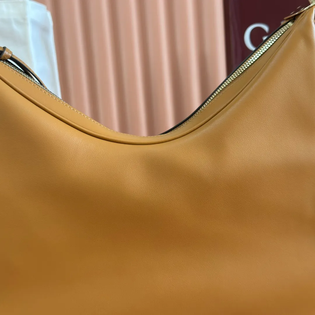 p1660. 📣📣📣【Original leather accessories🌈(equipped with full counter packaging)🔥🔥702823Gucci The Attache large shoulder bag "Gucci March of Love" is a new interpretation of the brand's archive elements, paying tribute to the enduring charm of Hollywood. This accessory features a recognizable crescent shape, and the G hook buckle adds a unique design aesthetic. The classic accessories are combined with soft materials to express retro charm. This large shoulder bag is made of beige and blue GG Supreme canvas, decorated with red and blue webbing. Hide details Beige and blue GG Supreme canvas with red and blue webbing. Gold-tone hardware Cotton and linen lining Additional leather shoulder strap Interior: 1 zipped pocket Removable webbing shoulder strap (50cm high) G-hook fastening with zip 35cm (W) x 32cm (H) x 6cm (D) Made in Italy