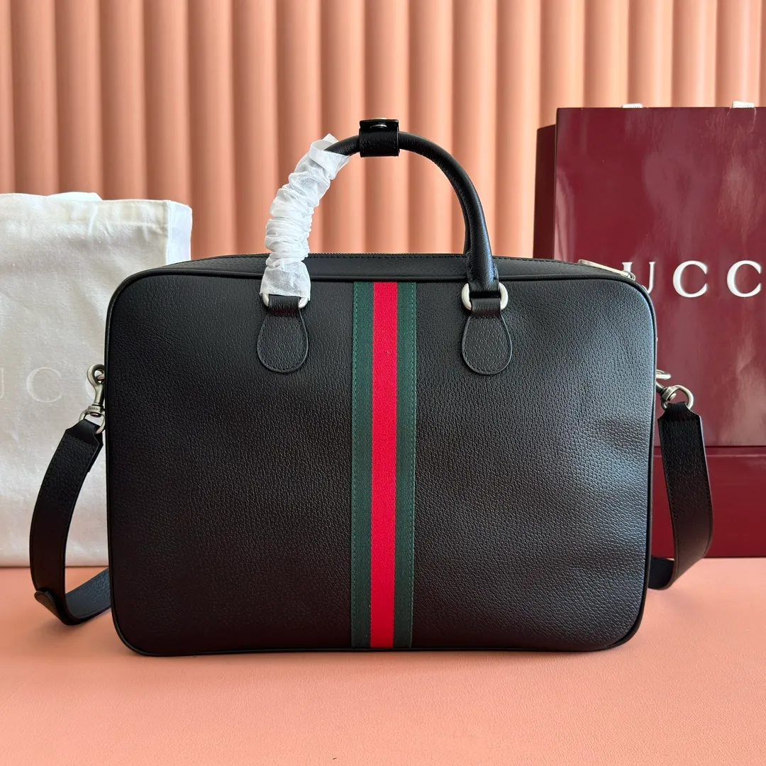 p1460💋💋💋 Comes with a full set of original counter packaging [New Product] The Ophidia series innovation incorporates black color matching and exquisite leather, and highlights the brand's iconic silhouette with new functions. This briefcase is made of natural glossy soft leather and is expertly embellished with the Double G logo and webbing details. Natural gloss black soft leather Black leather trim Palladium tone hardware Dark green linen-cotton blend lining Double G Web detail ID tag Handle height: 6cm Removable and adjustable shoulder strap (height: 50cm; length: 128cm - 143cm) Zip closure Ident number: 834461. Dimensions: 39.5cm (width) x 28.5cm (height) x 6cm (depth) Weight: approx. 0.5kg Color: Black full leather. Made in Italy