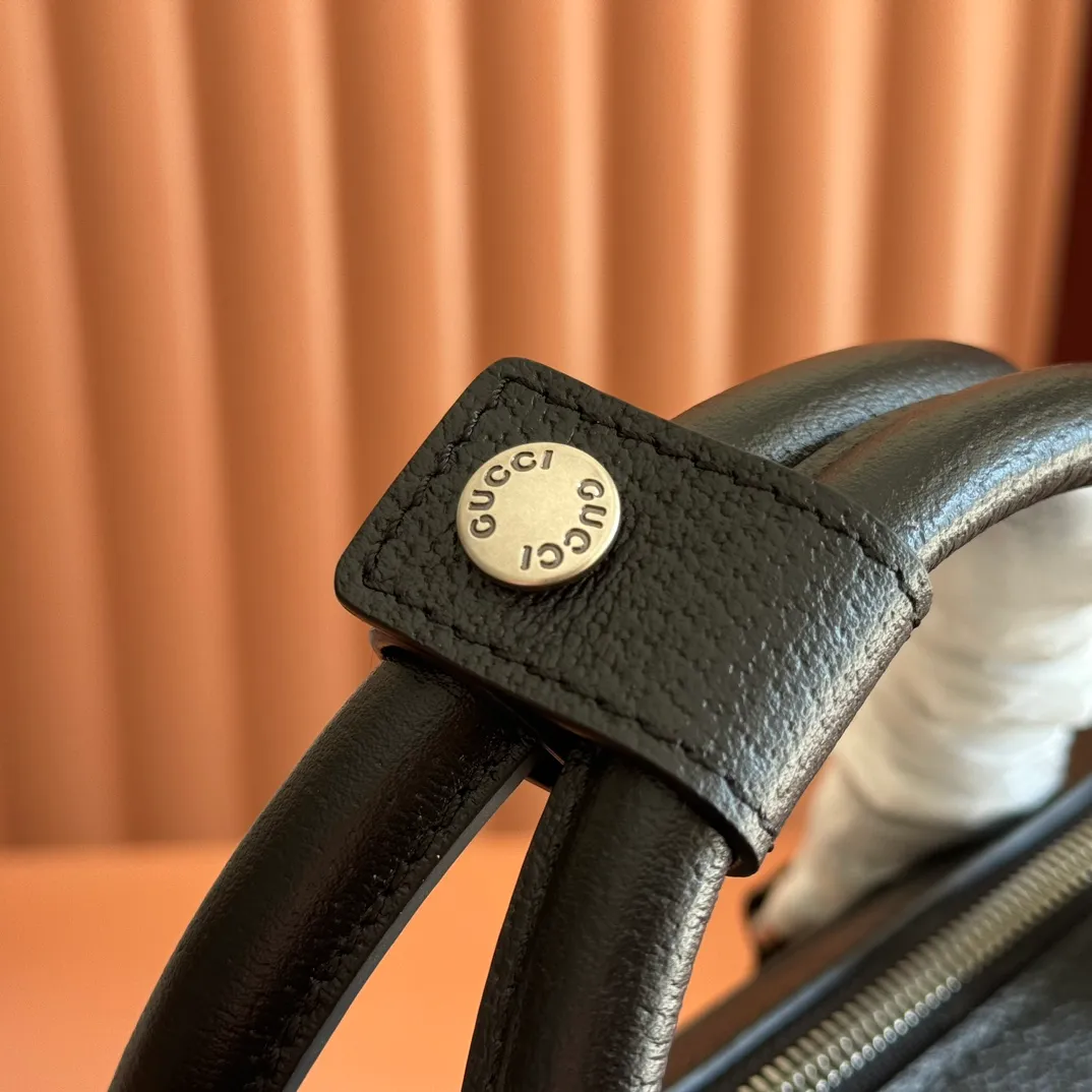 p1460💋💋💋 Comes with a full set of original counter packaging [New Product] The Ophidia series innovation incorporates black color matching and exquisite leather, and highlights the brand's iconic silhouette with new functions. This briefcase is made of natural glossy soft leather and is expertly embellished with the Double G logo and webbing details. Natural gloss black soft leather Black leather trim Palladium tone hardware Dark green linen-cotton blend lining Double G Web detail ID tag Handle height: 6cm Removable and adjustable shoulder strap (height: 50cm; length: 128cm - 143cm) Zip closure Ident number: 834461. Dimensions: 39.5cm (width) x 28.5cm (height) x 6cm (depth) Weight: approx. 0.5kg Color: Black full leather. Made in Italy
