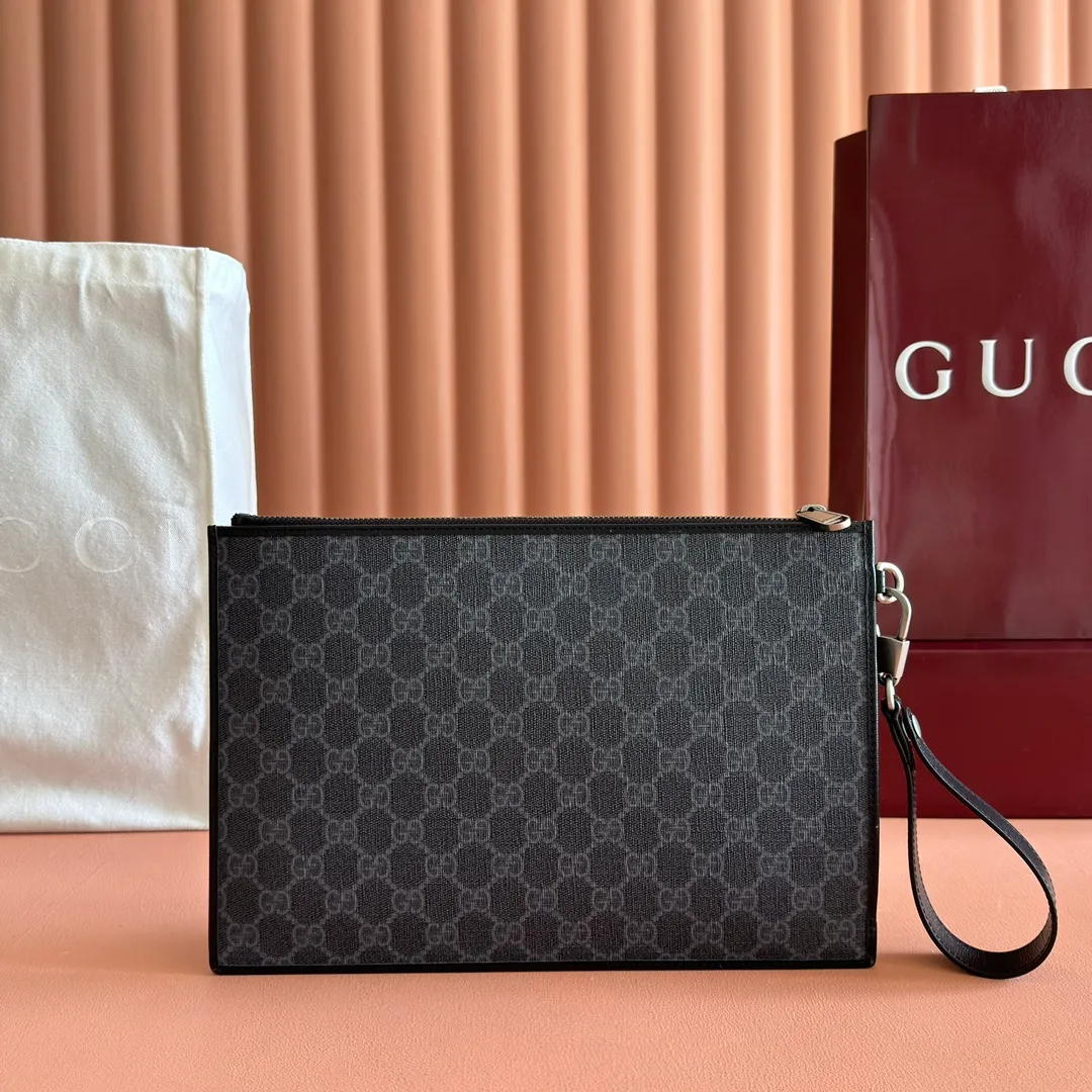 p540. 📣📣📣【Original leather with 🌈full counter packaging】🔥🔥This simple and slender wallet is made of black GG Supreme canvas, decorated with tonal leather piping and an interlocking double G logo, highlighting the charm of a classic design. Black GG Supreme canvas, environmentally friendly material. Black leather trim. Viscose lining. Oval leather interlocking G plaque. Eight card compartments, two bill compartments. Size: 30.5*21*1.5cm Color: black/pvc. Model: 672953.
