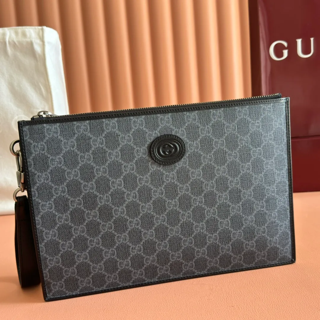 p540. 📣📣📣【Original leather with 🌈full counter packaging】🔥🔥This simple and slender wallet is made of black GG Supreme canvas, decorated with tonal leather piping and an interlocking double G logo, highlighting the charm of a classic design. Black GG Supreme canvas, environmentally friendly material. Black leather trim. Viscose lining. Oval leather interlocking G plaque. Eight card compartments, two bill compartments. Size: 30.5*21*1.5cm Color: black/pvc. Model: 672953.