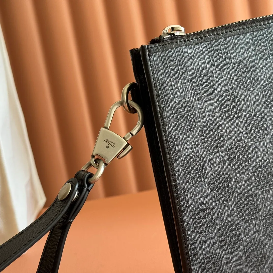 p540. 📣📣📣【Original leather with 🌈full counter packaging】🔥🔥This simple and slender wallet is made of black GG Supreme canvas, decorated with tonal leather piping and an interlocking double G logo, highlighting the charm of a classic design. Black GG Supreme canvas, environmentally friendly material. Black leather trim. Viscose lining. Oval leather interlocking G plaque. Eight card compartments, two bill compartments. Size: 30.5*21*1.5cm Color: black/pvc. Model: 672953.