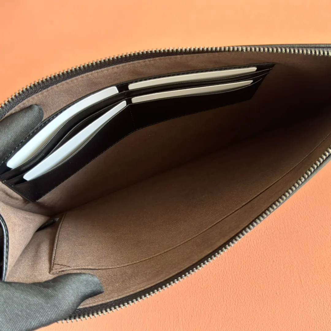 p540. 📣📣📣【Original leather with 🌈full counter packaging】🔥🔥This simple and slender wallet is made of black GG Supreme canvas, decorated with tonal leather piping and an interlocking double G logo, highlighting the charm of a classic design. Black GG Supreme canvas, environmentally friendly material. Black leather trim. Viscose lining. Oval leather interlocking G plaque. Eight card compartments, two bill compartments. Size: 30.5*21*1.5cm Color: black/pvc. Model: 672953.