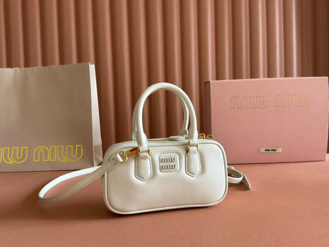 p1440💋💋💋【Equipment with counter full set of packaging, premium hardware and original leather】Arcadie cow leather mini (19cm) bowling handbag/crossbody bag ~ This Arcadic handbag demonstrates the unique concept that fashion is a tool that reflects reality and translates it into material form. The letter logo that complements the finish of the metal hardware accessories is exquisitely crafted and demonstrates a highly recognizable classic style. Dynamic and elegant lines with adjustable and detachable shoulder straps present a practical and versatile design with modern charm. ～Detachable and adjustable shoulder strap ～Zipper closure ～Painted metal letter logo on front ～Lined patch pocket Size: W19×H10×D5cm Number: _5BP176
