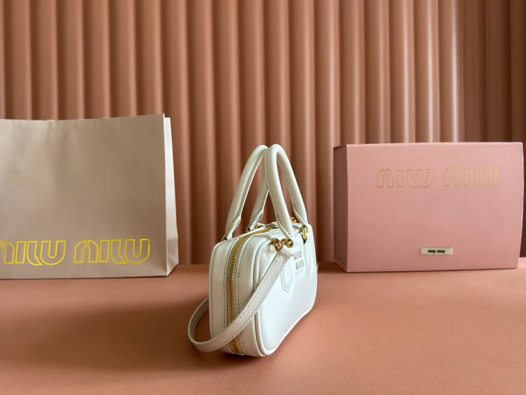p1440💋💋💋【Equipment with counter full set of packaging, premium hardware and original leather】Arcadie cow leather mini (19cm) bowling handbag/crossbody bag ~ This Arcadic handbag demonstrates the unique concept that fashion is a tool that reflects reality and translates it into material form. The letter logo that complements the finish of the metal hardware accessories is exquisitely crafted and demonstrates a highly recognizable classic style. Dynamic and elegant lines with adjustable and detachable shoulder straps present a practical and versatile design with modern charm. ～Detachable and adjustable shoulder strap ～Zipper closure ～Painted metal letter logo on front ～Lined patch pocket Size: W19×H10×D5cm Number: _5BP176