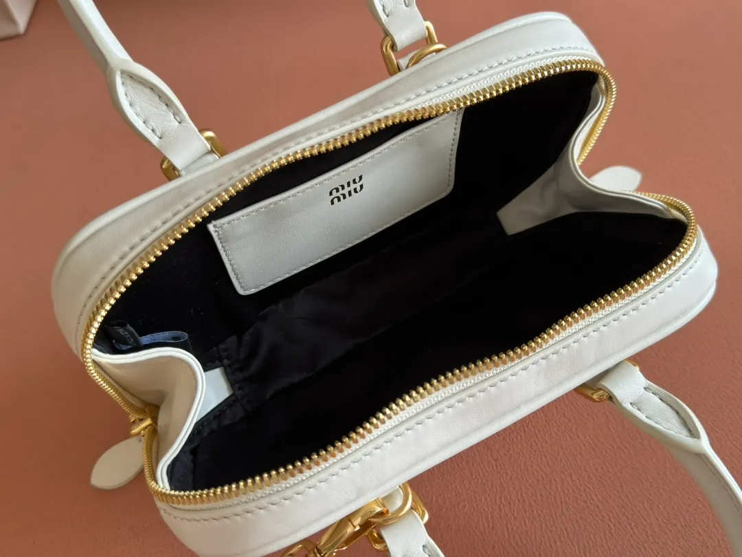 p1440💋💋💋【Equipment with counter full set of packaging, premium hardware and original leather】Arcadie cow leather mini (19cm) bowling handbag/crossbody bag ~ This Arcadic handbag demonstrates the unique concept that fashion is a tool that reflects reality and translates it into material form. The letter logo that complements the finish of the metal hardware accessories is exquisitely crafted and demonstrates a highly recognizable classic style. Dynamic and elegant lines with adjustable and detachable shoulder straps present a practical and versatile design with modern charm. ～Detachable and adjustable shoulder strap ～Zipper closure ～Painted metal letter logo on front ～Lined patch pocket Size: W19×H10×D5cm Number: _5BP176