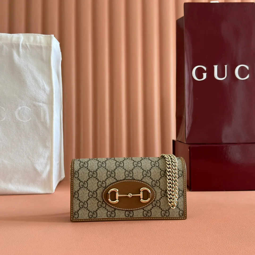 p600💋💋💋【Original Leather Counter Complete Packaging】Gucci Horsebit 1955 Series This Gucci Horsebit 1955 series handbag is made of beige PVC fabric, with unique rice rubber leather piping, giving the archive design a new charm. This handbag inherits the lines and shape of the product more than 60 years ago, cleverly blending classic details with modern spirit, highlighting the charm of the brand's iconic element, the horsebit. This small flap shoulder bag features an adjustable shoulder strap that allows you to convert it between shoulder and cross-body wear. Model: 621892. Size: 19*10*4cm. Color: brown/pvc.