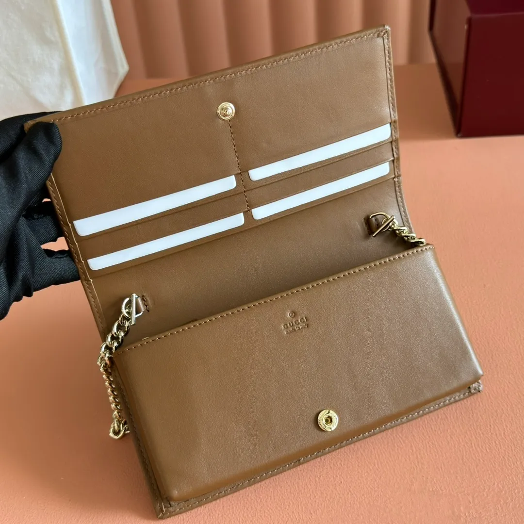 p600💋💋💋【Original Leather Counter Complete Packaging】Gucci Horsebit 1955 Series This Gucci Horsebit 1955 series handbag is made of beige PVC fabric, with unique rice rubber leather piping, giving the archive design a new charm. This handbag inherits the lines and shape of the product more than 60 years ago, cleverly blending classic details with modern spirit, highlighting the charm of the brand's iconic element, the horsebit. This small flap shoulder bag features an adjustable shoulder strap that allows you to convert it between shoulder and cross-body wear. Model: 621892. Size: 19*10*4cm. Color: brown/pvc.