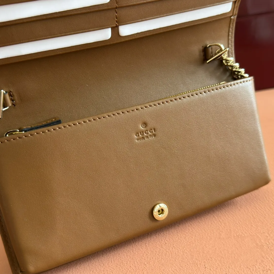 p600💋💋💋【Original Leather Counter Complete Packaging】Gucci Horsebit 1955 Series This Gucci Horsebit 1955 series handbag is made of beige PVC fabric, with unique rice rubber leather piping, giving the archive design a new charm. This handbag inherits the lines and shape of the product more than 60 years ago, cleverly blending classic details with modern spirit, highlighting the charm of the brand's iconic element, the horsebit. This small flap shoulder bag features an adjustable shoulder strap that allows you to convert it between shoulder and cross-body wear. Model: 621892. Size: 19*10*4cm. Color: brown/pvc.