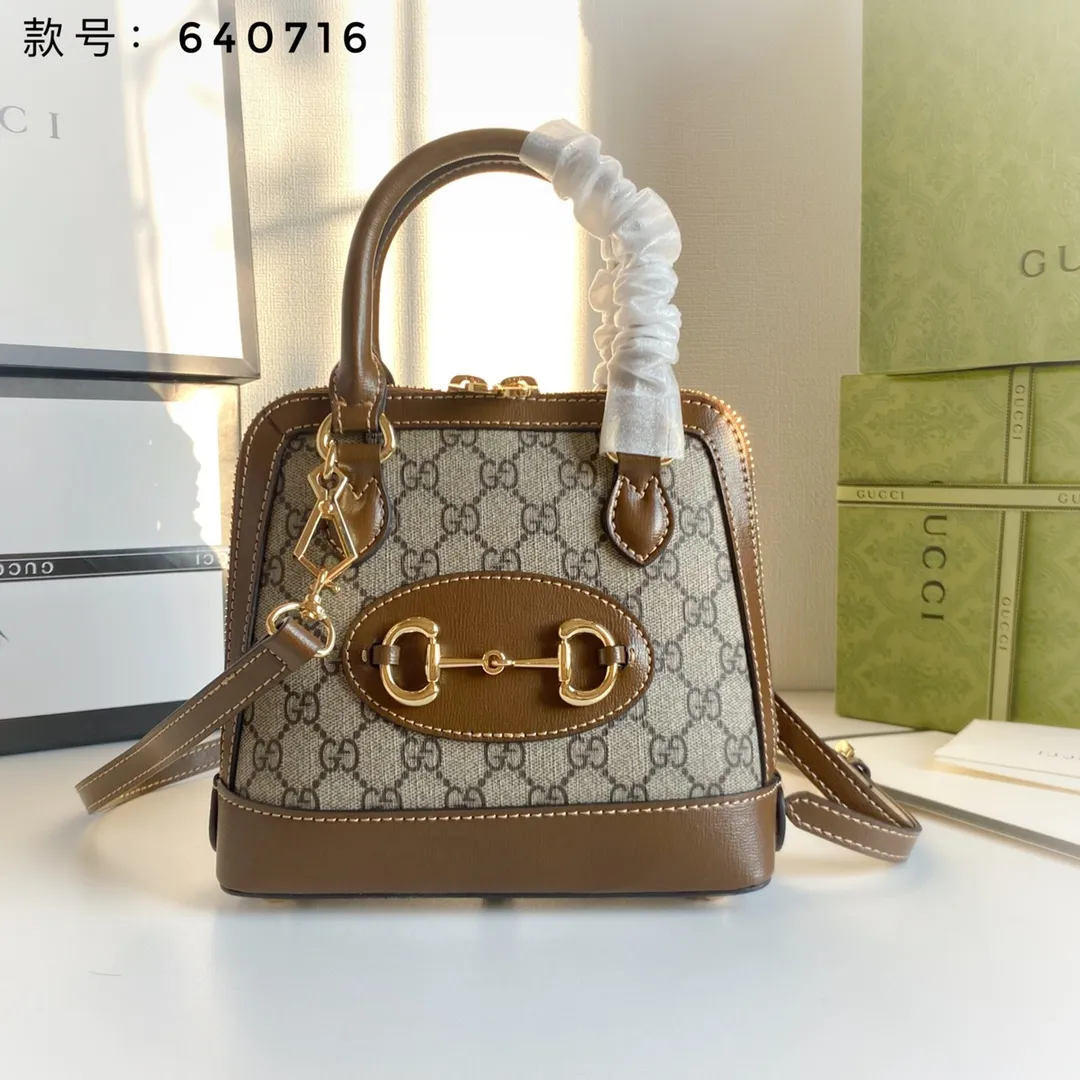 Upgraded version #💰300 Model: 640716 Mini Size: 20x19.5x7.5cm, Gucci💝💝𝙃𝙤𝙧𝙨𝙚𝙗𝙞𝙩 𝟭𝟵𝟱𝟱Mini shell bag, share a little cutie that can blow up the streets❗️The previous large shells were already attractive enough, but I didn’t expect that now there is a more powerful cutie, which is completely irresistible. It's the kind of item that makes you want to buy it after just one look at it. Super invincible and beautiful! Recommended! !