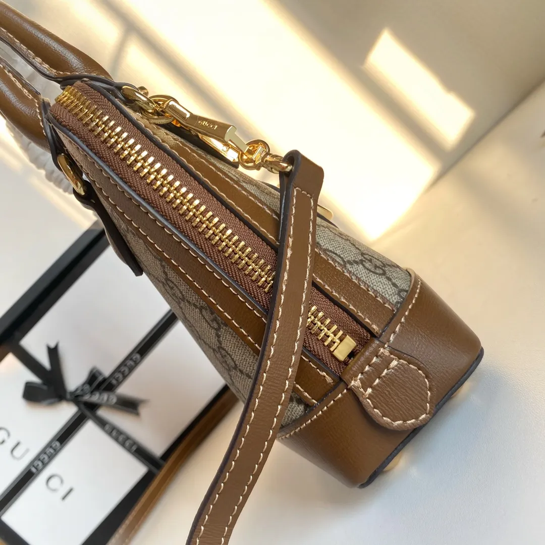 Upgraded version #💰300 Model: 640716 Mini Size: 20x19.5x7.5cm, Gucci💝💝𝙃𝙤𝙧𝙨𝙚𝙗𝙞𝙩 𝟭𝟵𝟱𝟱Mini shell bag, share a little cutie that can blow up the streets❗️The previous large shells were already attractive enough, but I didn’t expect that now there is a more powerful cutie, which is completely irresistible. It's the kind of item that makes you want to buy it after just one look at it. Super invincible and beautiful! Recommended! !