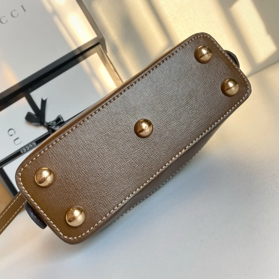 Upgraded version #💰300 Model: 640716 Mini Size: 20x19.5x7.5cm, Gucci💝💝𝙃𝙤𝙧𝙨𝙚𝙗𝙞𝙩 𝟭𝟵𝟱𝟱Mini shell bag, share a little cutie that can blow up the streets❗️The previous large shells were already attractive enough, but I didn’t expect that now there is a more powerful cutie, which is completely irresistible. It's the kind of item that makes you want to buy it after just one look at it. Super invincible and beautiful! Recommended! !