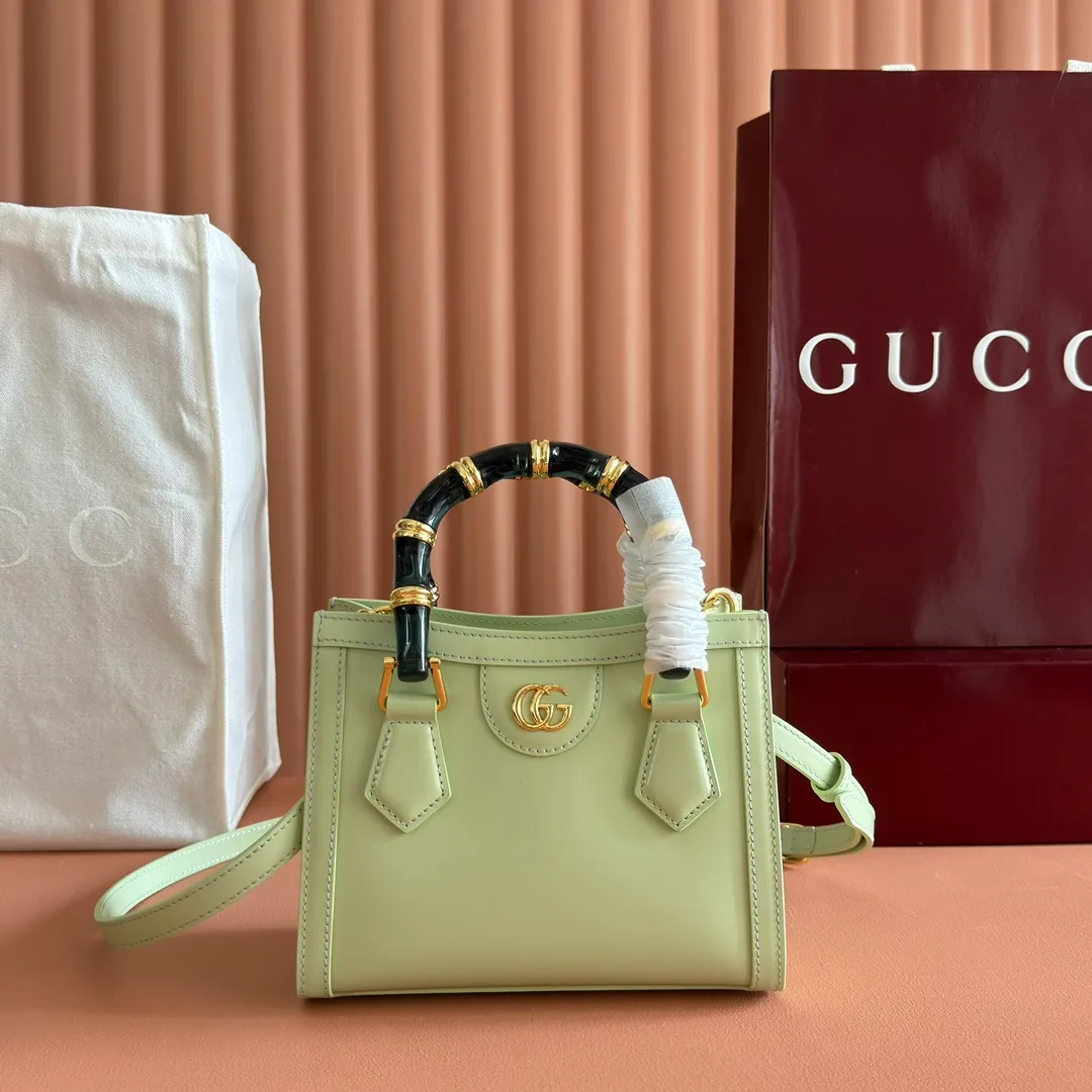 p1560. 💋💋💋【With full set of original counter packaging】【New Product】In the 2025 spring and summer series, the Gucci Diana series reinterprets classic bamboo accessories with resin and brass details. There are many ways to carry it, it can be carried cross-body or on the shoulder. Light purple glossy polished sheepskin Gold-tone hardware Bamboo shaped resin and brass handles Light purple sheepskin lining Double G Interior: One open pocket 8 cm high Removable and adjustable sheepskin shoulder strap (48 to 55 cm high); length adjustable from 93 to 109 cm Ident.: 832936. Dimensions: 20cm (width) x 16cm (height) x 10cm (depth) Weight: approx. 0.95kg Color: light green full leather. Made in Italy