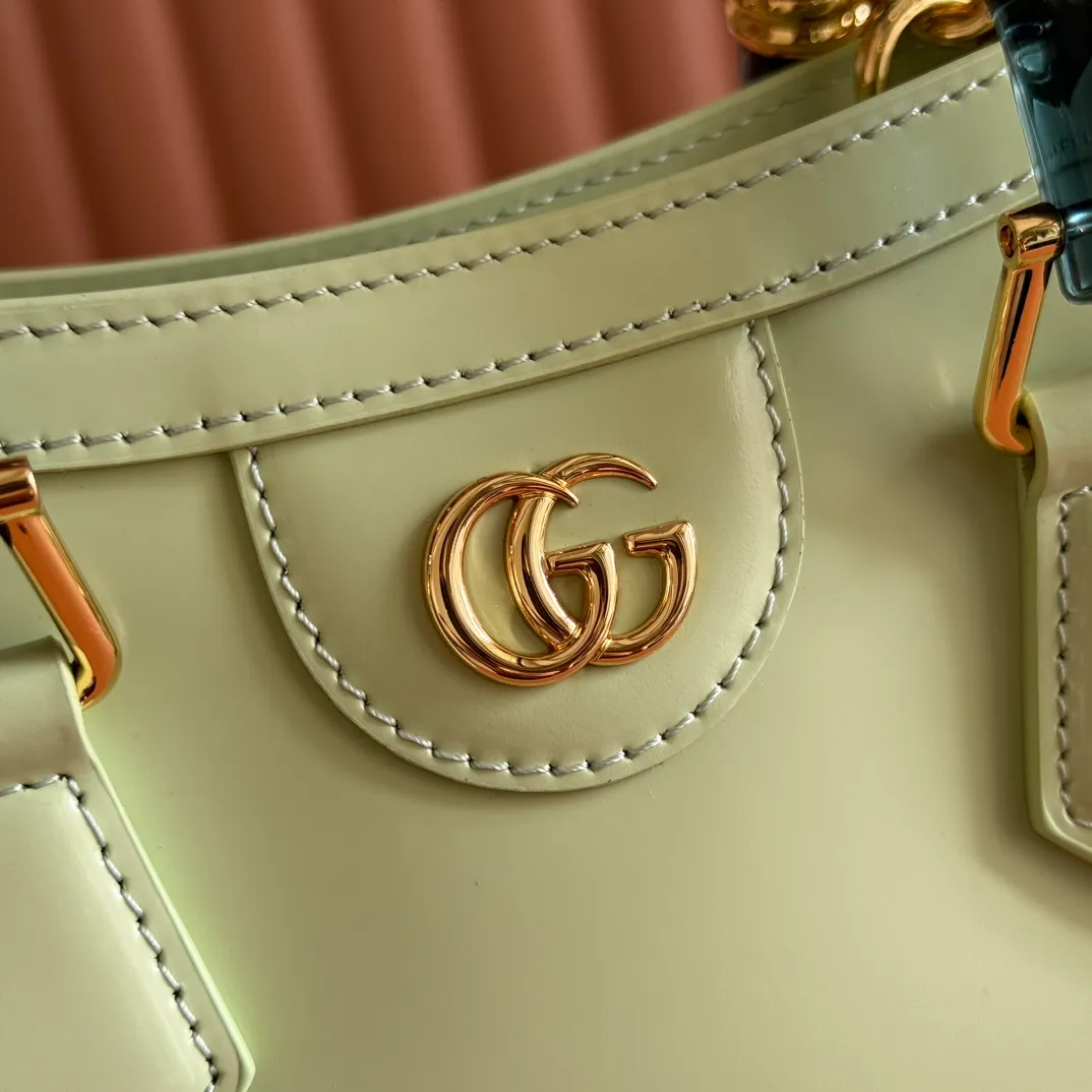 p1560. 💋💋💋【With full set of original counter packaging】【New Product】In the 2025 spring and summer series, the Gucci Diana series reinterprets classic bamboo accessories with resin and brass details. There are many ways to carry it, it can be carried cross-body or on the shoulder. Light purple glossy polished sheepskin Gold-tone hardware Bamboo shaped resin and brass handles Light purple sheepskin lining Double G Interior: One open pocket 8 cm high Removable and adjustable sheepskin shoulder strap (48 to 55 cm high); length adjustable from 93 to 109 cm Ident.: 832936. Dimensions: 20cm (width) x 16cm (height) x 10cm (depth) Weight: approx. 0.95kg Color: light green full leather. Made in Italy