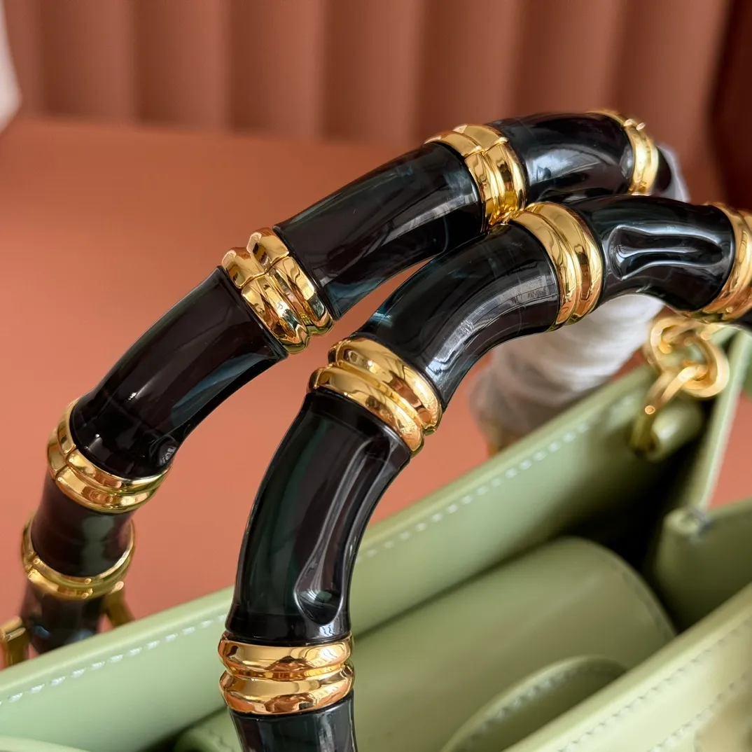 p1560. 💋💋💋【With full set of original counter packaging】【New Product】In the 2025 spring and summer series, the Gucci Diana series reinterprets classic bamboo accessories with resin and brass details. There are many ways to carry it, it can be carried cross-body or on the shoulder. Light purple glossy polished sheepskin Gold-tone hardware Bamboo shaped resin and brass handles Light purple sheepskin lining Double G Interior: One open pocket 8 cm high Removable and adjustable sheepskin shoulder strap (48 to 55 cm high); length adjustable from 93 to 109 cm Ident.: 832936. Dimensions: 20cm (width) x 16cm (height) x 10cm (depth) Weight: approx. 0.95kg Color: light green full leather. Made in Italy