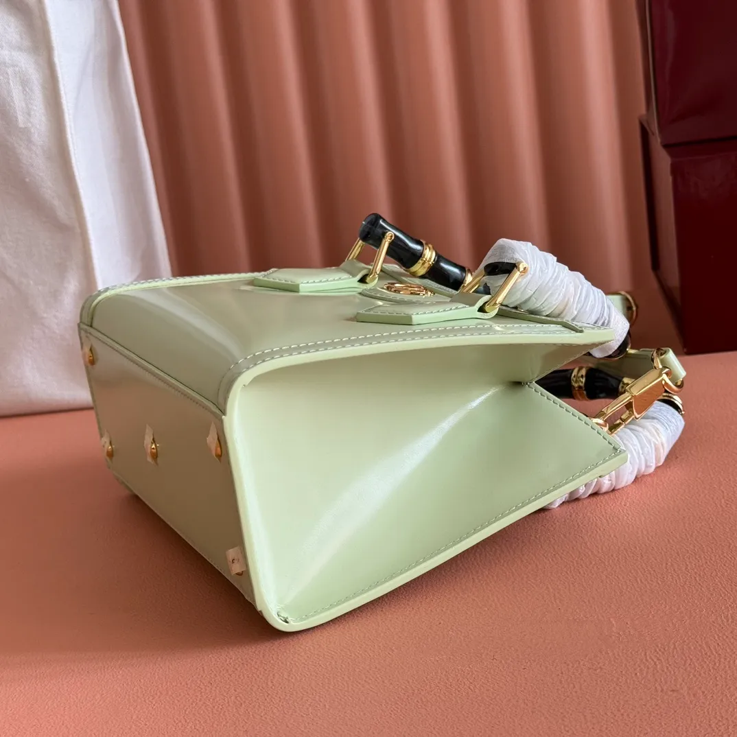 p1560. 💋💋💋【With full set of original counter packaging】【New Product】In the 2025 spring and summer series, the Gucci Diana series reinterprets classic bamboo accessories with resin and brass details. There are many ways to carry it, it can be carried cross-body or on the shoulder. Light purple glossy polished sheepskin Gold-tone hardware Bamboo shaped resin and brass handles Light purple sheepskin lining Double G Interior: One open pocket 8 cm high Removable and adjustable sheepskin shoulder strap (48 to 55 cm high); length adjustable from 93 to 109 cm Ident.: 832936. Dimensions: 20cm (width) x 16cm (height) x 10cm (depth) Weight: approx. 0.95kg Color: light green full leather. Made in Italy