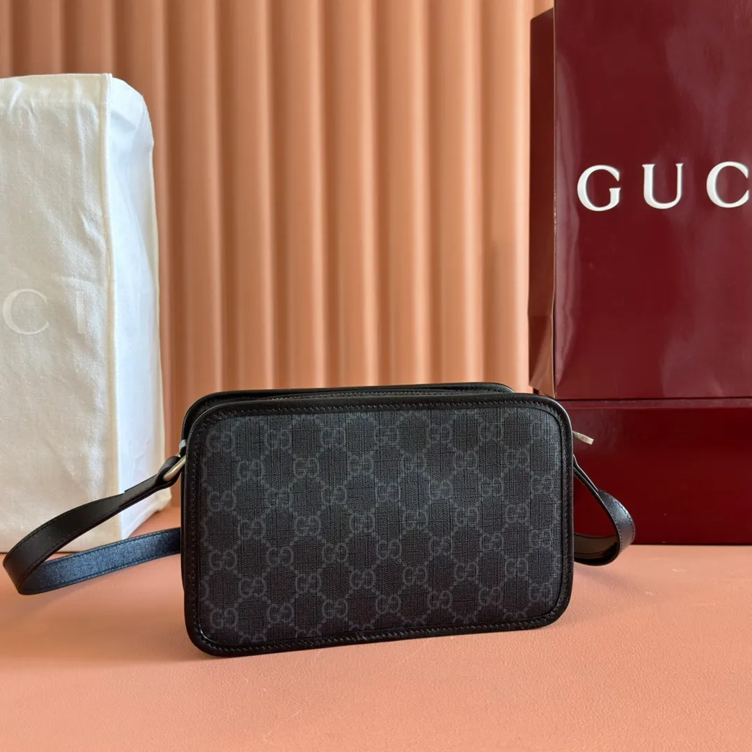 p860. 💋💋💋【Original leather accessories🌈 Equipped with full counter packaging】🔥🔥Gucci meo vintage crossbody bag, mini bag stands out in the Infinity Overture series, injecting modern design essence into retro style. The mini handbag is decorated with an oval leather label and is matched with the brand's iconic element, the cat head. The brand's classic elements are all integrated into one, classic and retro yet so versatile and cute. Style number: 658572. Size: 22.5*14*7cm. Color: Gram/PVC.