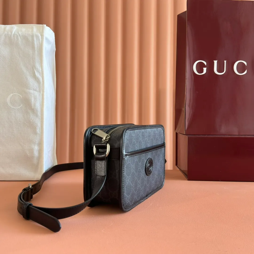 p860. 💋💋💋【Original leather accessories🌈 Equipped with full counter packaging】🔥🔥Gucci meo vintage crossbody bag, mini bag stands out in the Infinity Overture series, injecting modern design essence into retro style. The mini handbag is decorated with an oval leather label and is matched with the brand's iconic element, the cat head. The brand's classic elements are all integrated into one, classic and retro yet so versatile and cute. Style number: 658572. Size: 22.5*14*7cm. Color: Gram/PVC.