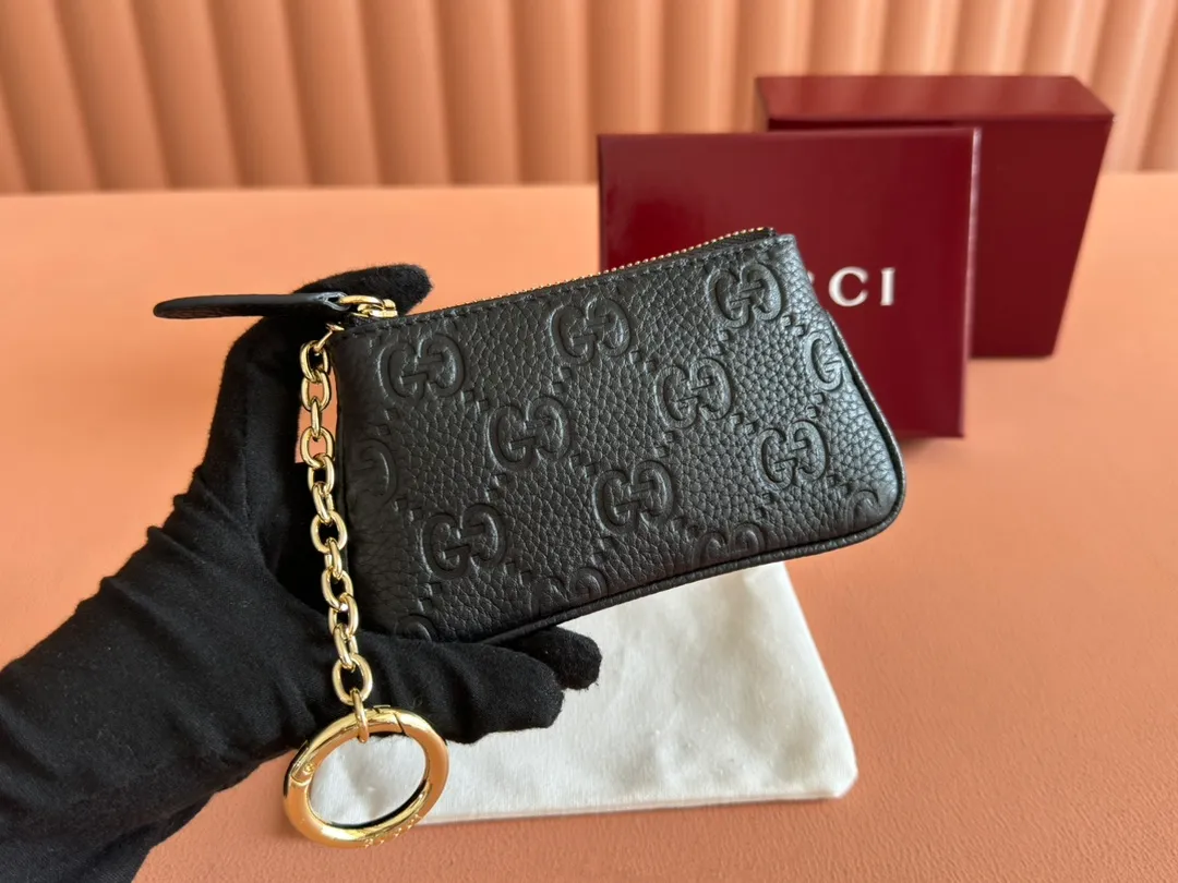 p360. 💋💋💋🔥"With full set of original green box packaging"🔥[New style] GG Emblem series super soft pink embossed/full leather coin purse Model: 815891. Dimensions: 12 (length) x 7.5 (width) Color: black full leather/original leather. Made in Italy