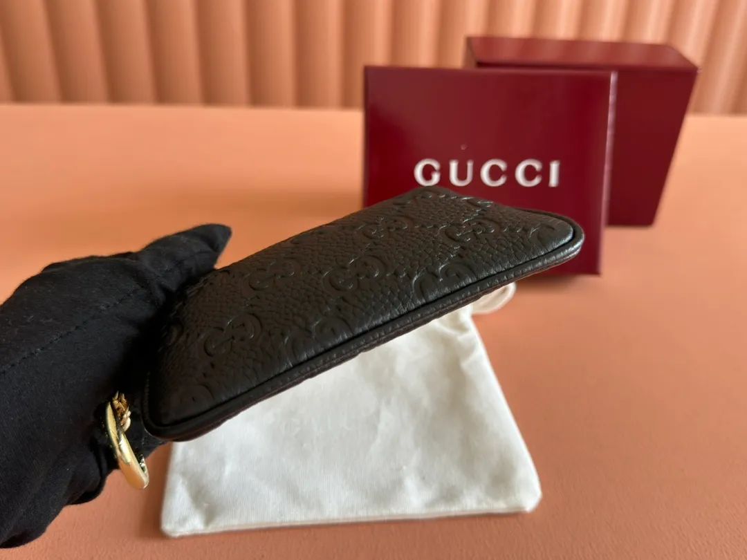 p360. 💋💋💋🔥"With full set of original green box packaging"🔥[New style] GG Emblem series super soft pink embossed/full leather coin purse Model: 815891. Dimensions: 12 (length) x 7.5 (width) Color: black full leather/original leather. Made in Italy
