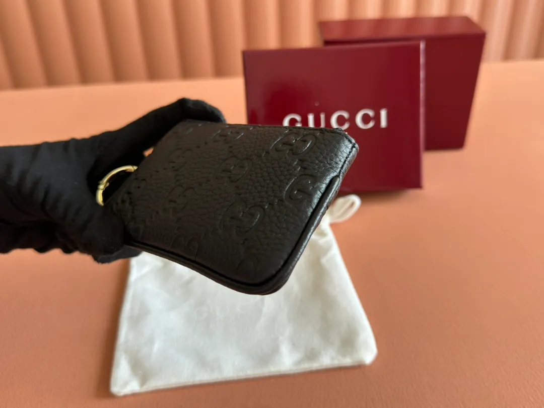 p360. 💋💋💋🔥"With full set of original green box packaging"🔥[New style] GG Emblem series super soft pink embossed/full leather coin purse Model: 815891. Dimensions: 12 (length) x 7.5 (width) Color: black full leather/original leather. Made in Italy