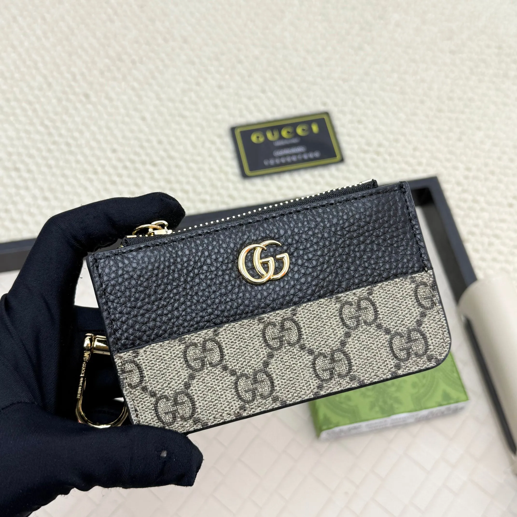 💰130 Gucci comes with box packaging and keychain card holder. The "Gucci March of Love" series has been updated to present multi-functional elements to interpret the brand's spirit of self-expression. Equipped with 3 card slots and a keychain hook, this model exudes a strong brand identity. Size: 12.5X7X1.5cm Number: 701070